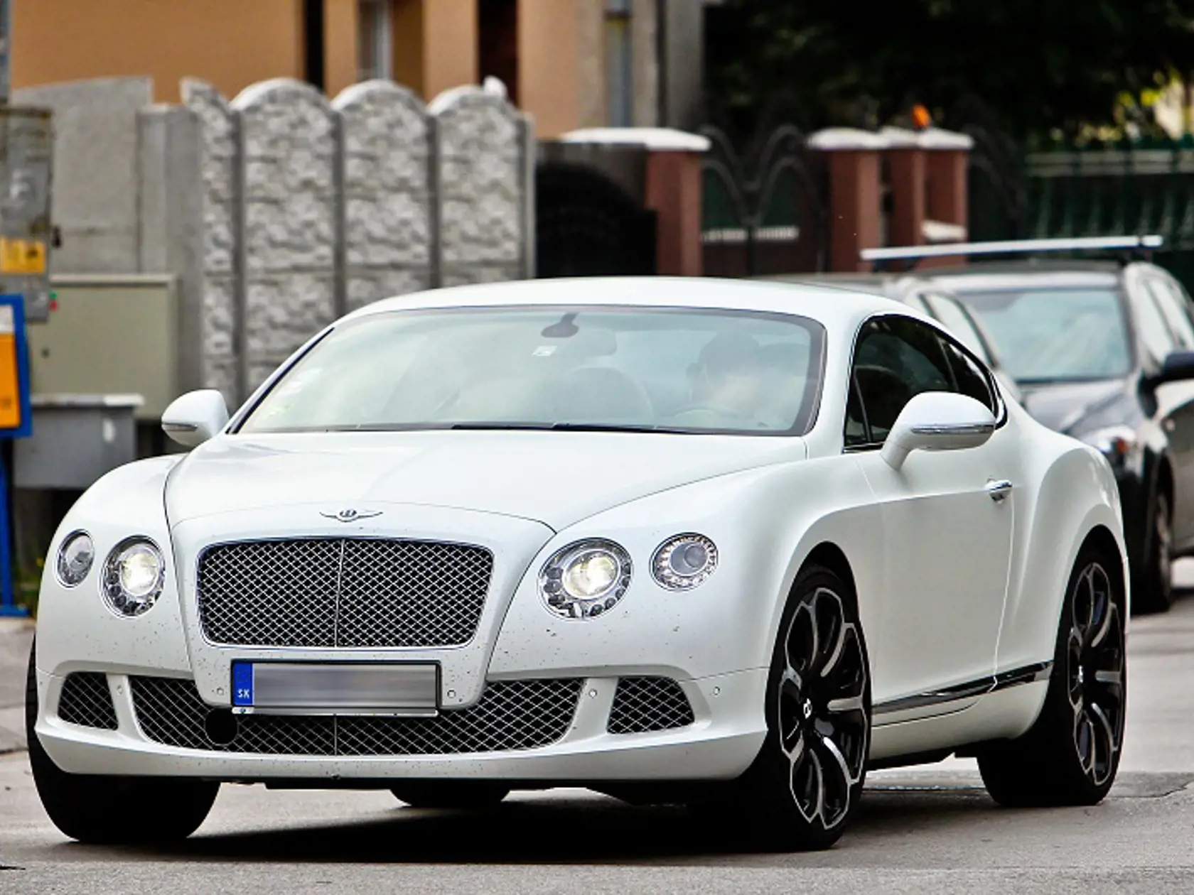 Stoch má slabosť aj na luxusnú značku Bentley. Najprv sa vyvážal na čiernom Bentley Continentál za 170-tisíc, neskôr ho vymenil za biele za 220-tisíc eur.