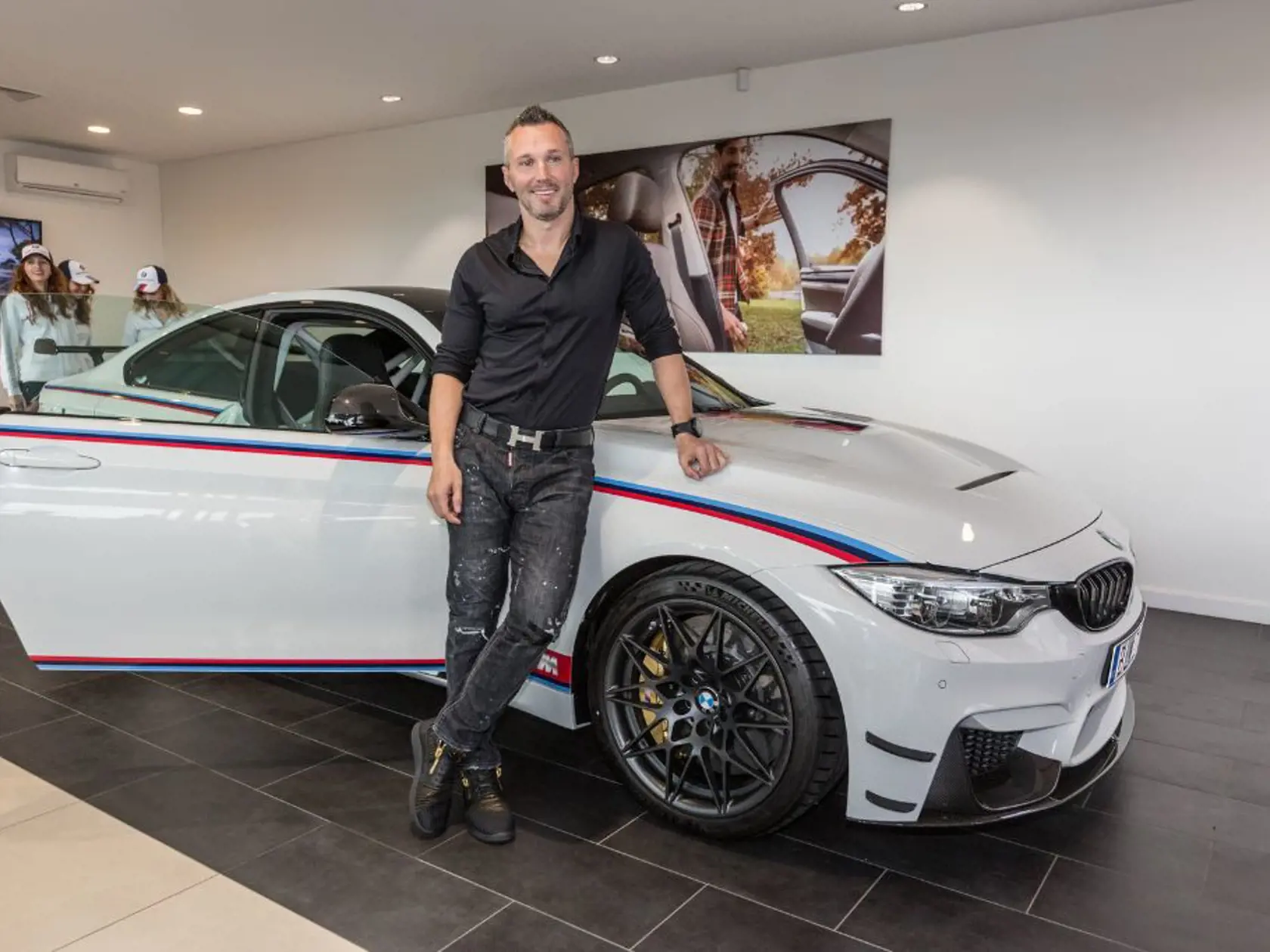 Amatérskym pretekárom sa stal pred pár rokmi aj hokejista Ľubomír Višňovský. Tento rok mu pribudlo do garáže športové BMW – jediné svojho druhu na Slovensku. Vyrobilo sa len 200 kusov zo špeciálnej edície M4 DTM Champion Edition. A čo dostanete za zhruba 200 – tisíc eur? 500 koní pod kapotou. Maximálku na úrovni 305 kilometrov za hodinu a z 0 na 100 na 3,8 sekundy. Bohužiaľ, auto je len pre dvoch, keďže zadné sedadlá nahradila spevnená konštrukcia.