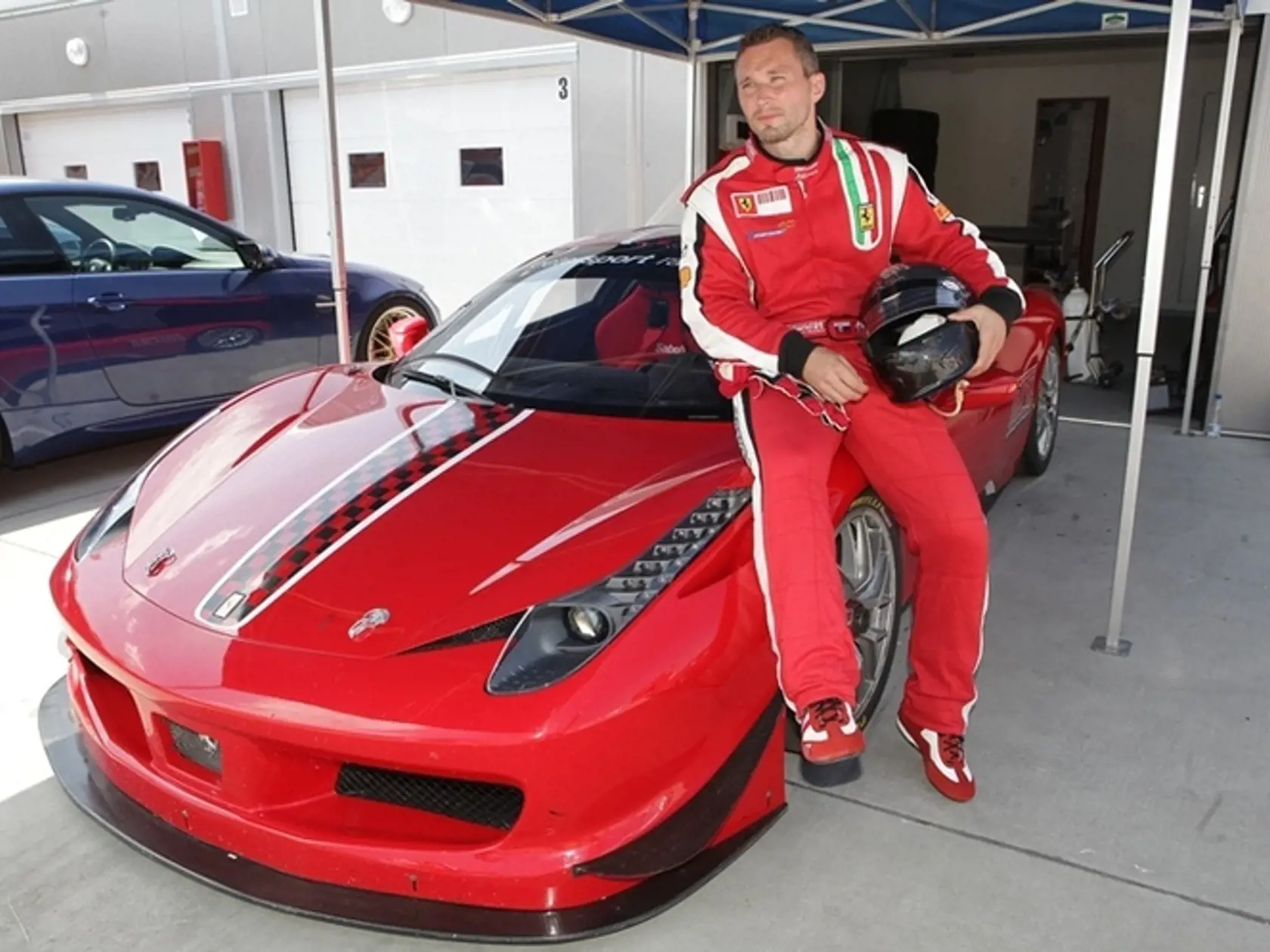 Populárny obranca hokejista Ľubomír Višňovský sa už niekoľkokrát predstavil aj na pretekoch. Jeho pretekárskym špeciálom je Ferrari 458 GT, ktorého cena sa môže vyšplhať na 300-eur.