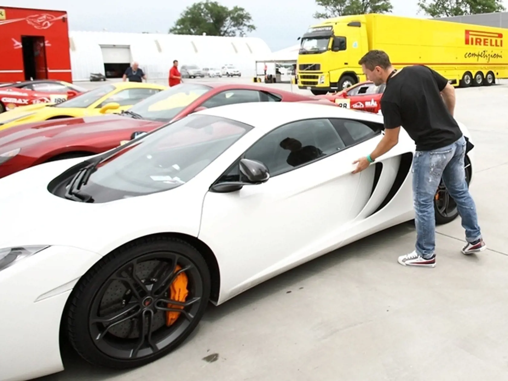 Višňovský si v roku 2012 zaobstaral kúsok, ktorých jazdí po slovenských cestách stále málo. Za biely McLaren MP4-12C zaplatil 200-tisíc eur.