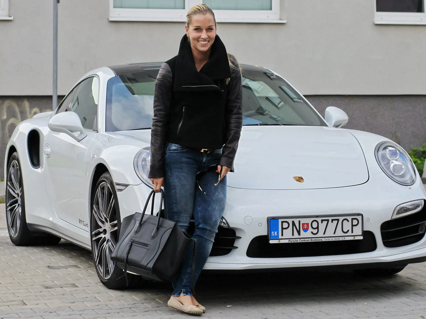 Slovenská tenistka Dominika Cibulková sa vozí naozaj štýlovo. V jej garáži nájdete aj biele Porsche 911 Turbo, ktoré s obľubou rada prevetráva. „Mama toto auto príliš neobľubuje, vždy sa o nás veľmi bojí a stokrát počas cesty volá, či sme v poriadku,“ vyhlásila na margo nemeckého trhača asfaltu v apríli 2015 Cibulková.