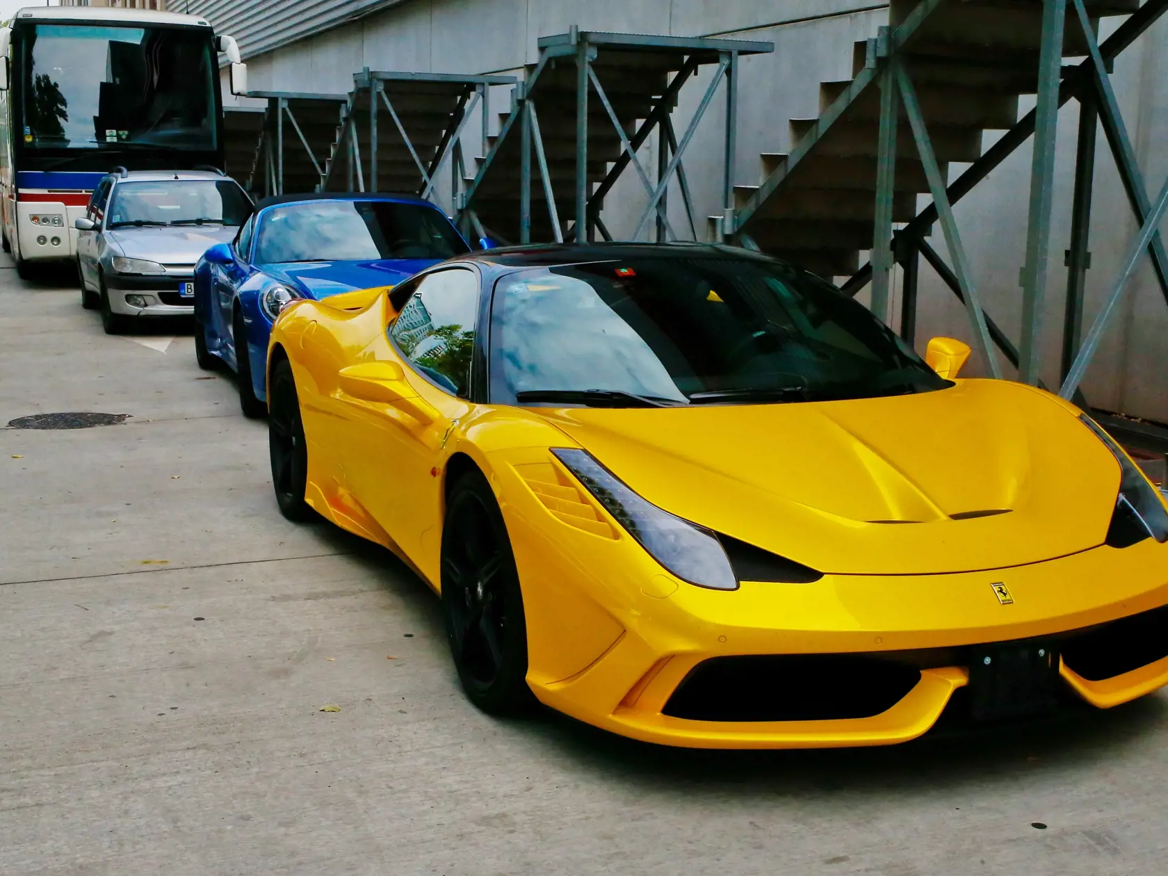 Medzi najväčších milovníkov luxusných áut zo slovenských športovcov patrí hokejista Marián Gáborík. V roku 2015 si kúpil Ferrari 458 Italia Speciale. A špeciálne naozaj je. Určite svojou žltou farbou ale aj cenou, ktorá sa vyšplhala na 288-tisíc eur.