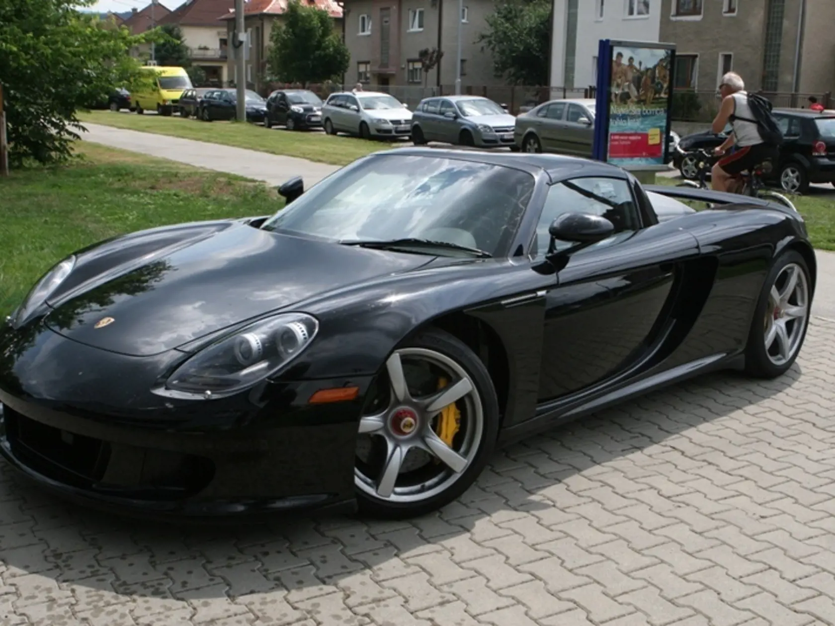 Najdrahšie z Gáboríkovej zbierky však nie je Ferrari 458, ale Porsche. Za 330-tisíc eur si zaobstaral čierne Porsche Carrera GT. AJ cena poistky na takéto auto je drahšia, ako väčšina áut strednej triedy. V roku 2015 vyšla na približne 23-tisíc eur. Keď môžete ísť 330 kilometrov za hodinu, tak sa takému vysokému poistnému nemôže niekto čudovať