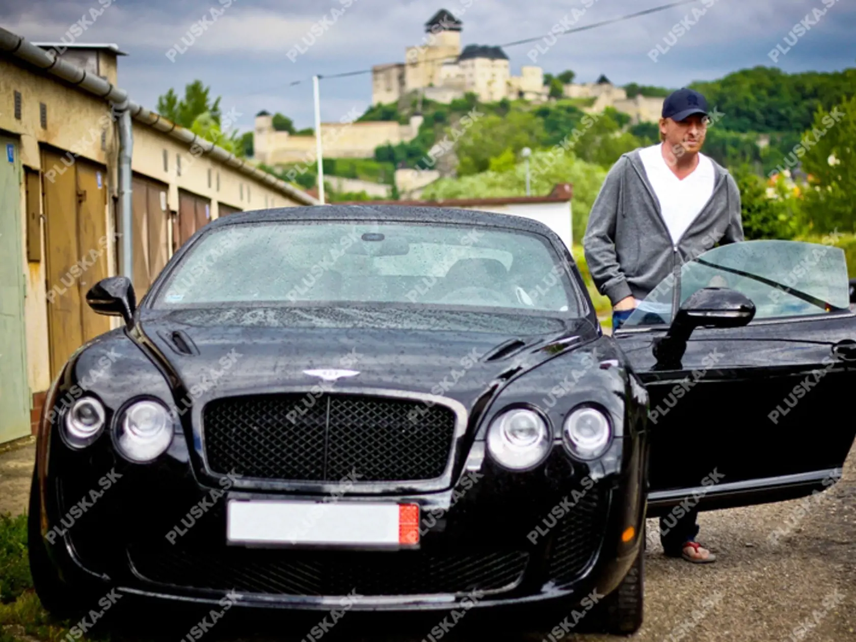 Aj hokejista Marián Hossa sa zamiloval do britskej luxusnej značky Bentley. V roku 2012 sa vozil na čiernom kúsku Continental Supersport za približne 200-tisíc eur.