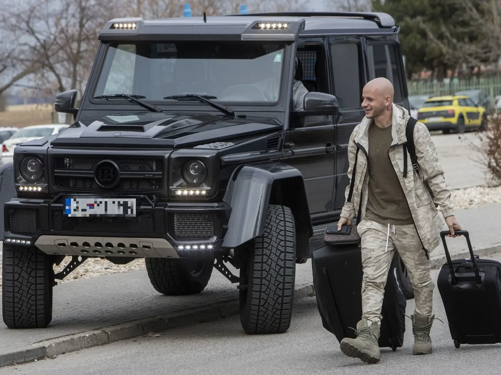 Azda najslávnejší Mercedes v krajine vlastní futbalista Vlado Weiss. Jeho cena nového Mercedesu-Benz G 4x42 bez úprav je 232 tisíc eur. Lenže to Vladove prešlo úpravou od Brabusu cena začína na úrovni 300-tisíc a vyšplhať sa môže až do výšky 400-tisíc eur. Pokojne môže mať až 500 koní.