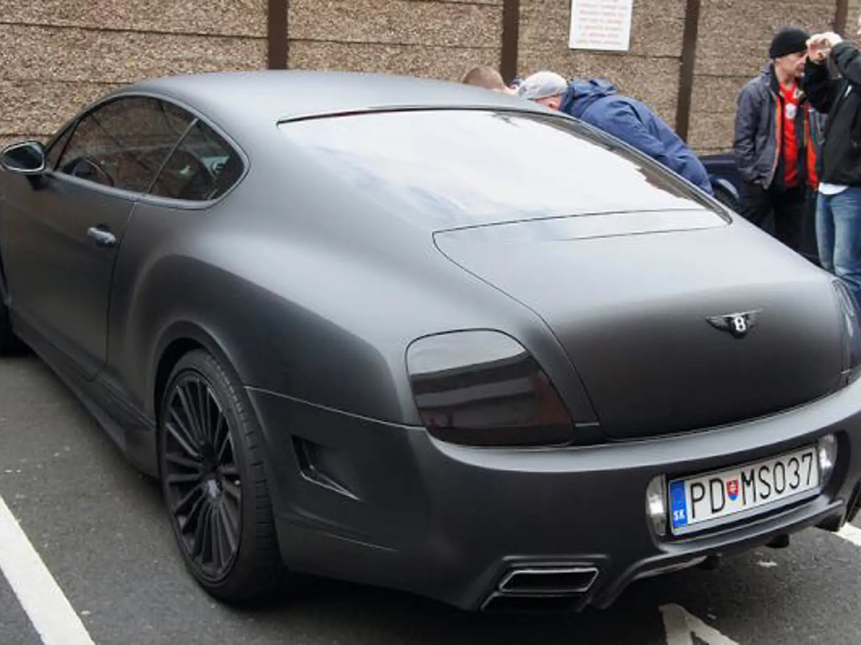 Medzi milovníkov rýchlych áut patrí určite aj kapitán slovenskej futbalovej reprezentácie Martin Škrtel. Počas pôsobenie v anglickom Liverpoole sa vozil na čiernom Bentley Continental. Na britských cestách si ho užíval so špeciálnou ŠPZ-kou a ľavostranným riadením. Jeho cena bola mierne nad 150-tisíc eur.