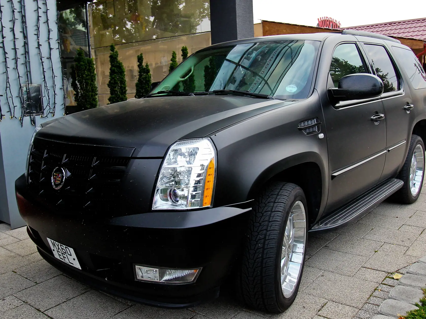 V roku 2013 sa Škrtel doviezol na reprezentačný zraz do Senca na Cadillacu Escalade. Mohutné auto čiernej aut mohlo vtedy vyjsť na približne 120-tisíc eur