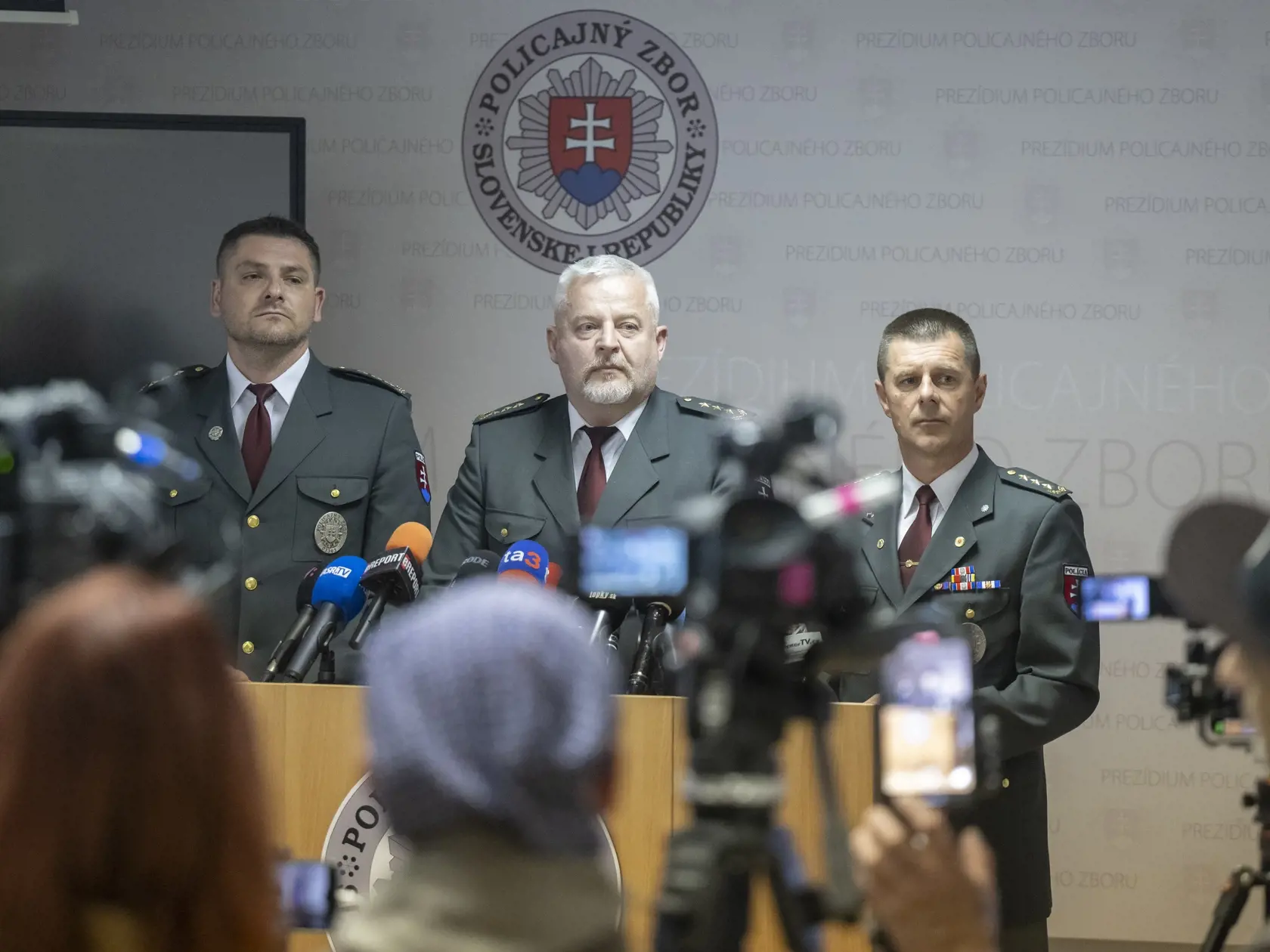 Na snímke uprostred prezident Policajného zboru plk. Ľubomír Solák, vľavo viceprezident PZ SR pre službu kriminálnej polície a migráciu Ivan Hapšták a vpravo viceprezident PZ SR pre vnútorný poriadok a bezpečnosť Rastislav Polakovič počas tlačovej konferencie na tému O činnosti polície SR 16. mája 2024 v Bratislave. FOTO TASR - Martin Baumann