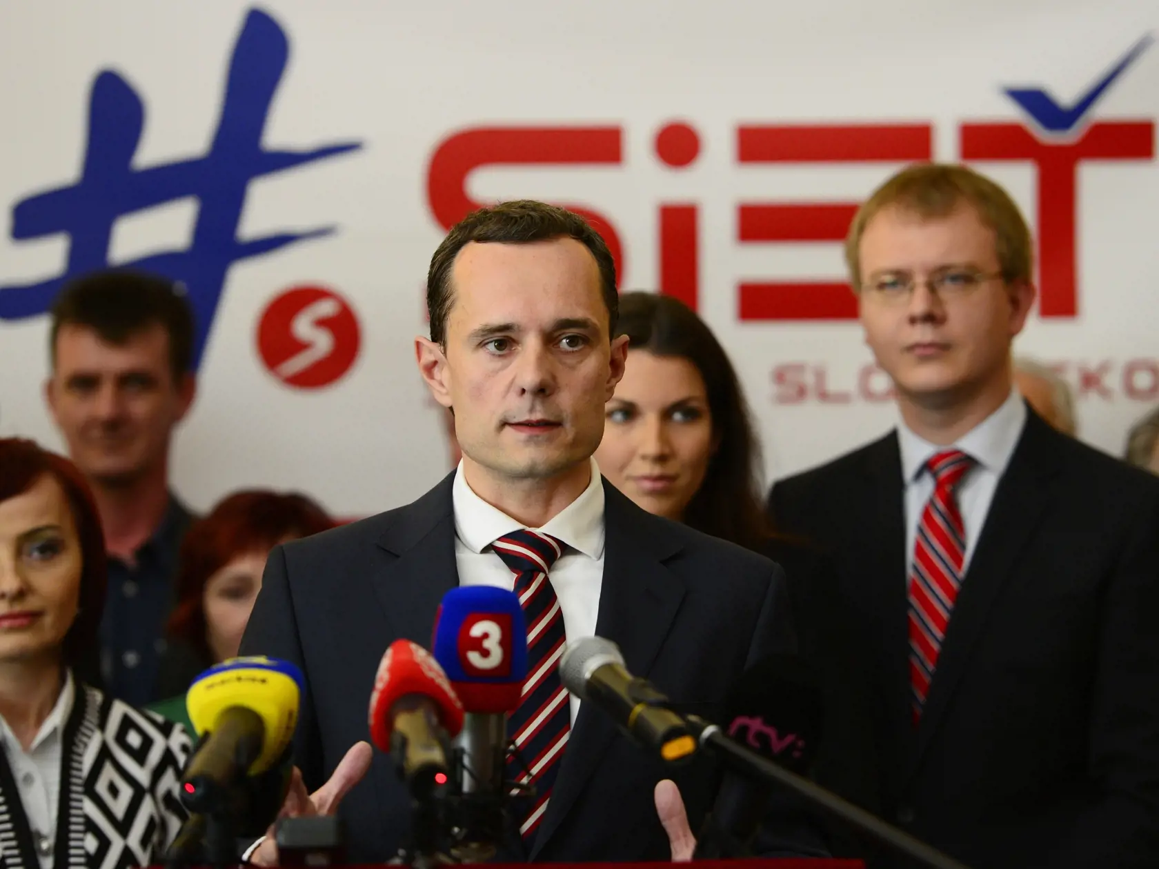 Tlačová konferencia, na ktorej poslanec Národnej rady SR Radoslav Procházka (na snímke uprostred) predstavuje názov svojej strany Sieť, v pozadí vľavo Katarína Macháčková, primátorka Prievidze, vpravo Katarína Cséfalvayová, prodekanka FMV EU BA, vpravo Miroslav Beblavý, poslanec NR SR v Prešove 26. apríla 2014. FOTO TASR – Milan Kapusta
