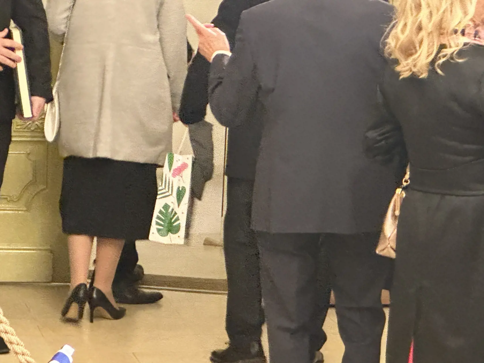 Rezník prišiel s darčekovou taškou.