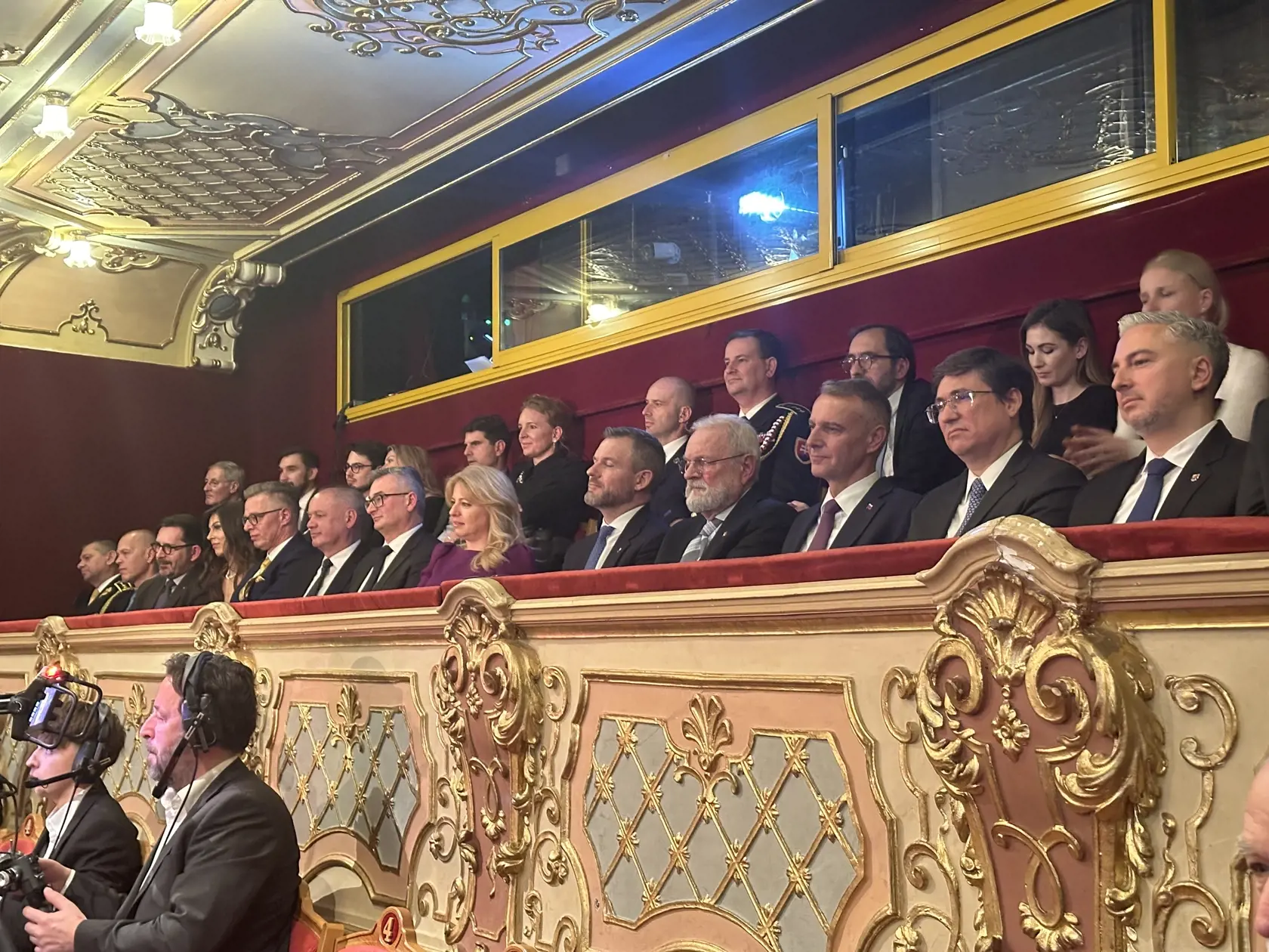 V prezidentskom balkóne sedel i Richard Raši, predseda Ústavného súdu Ivan Fiačan či prezidenti Ivan Gašparovič či Andrej Kiska.