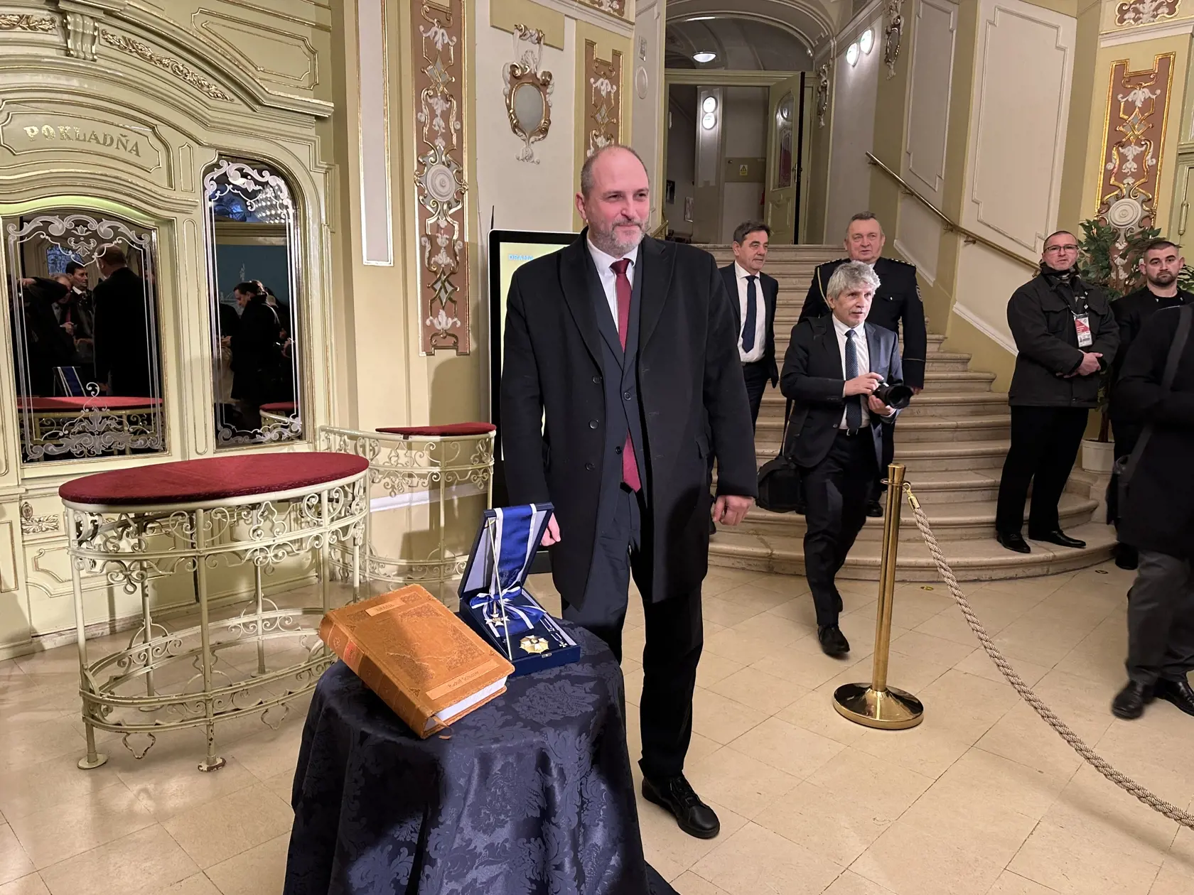 Primátor Polaček pri cene, ktorú udelili Schusterovi.