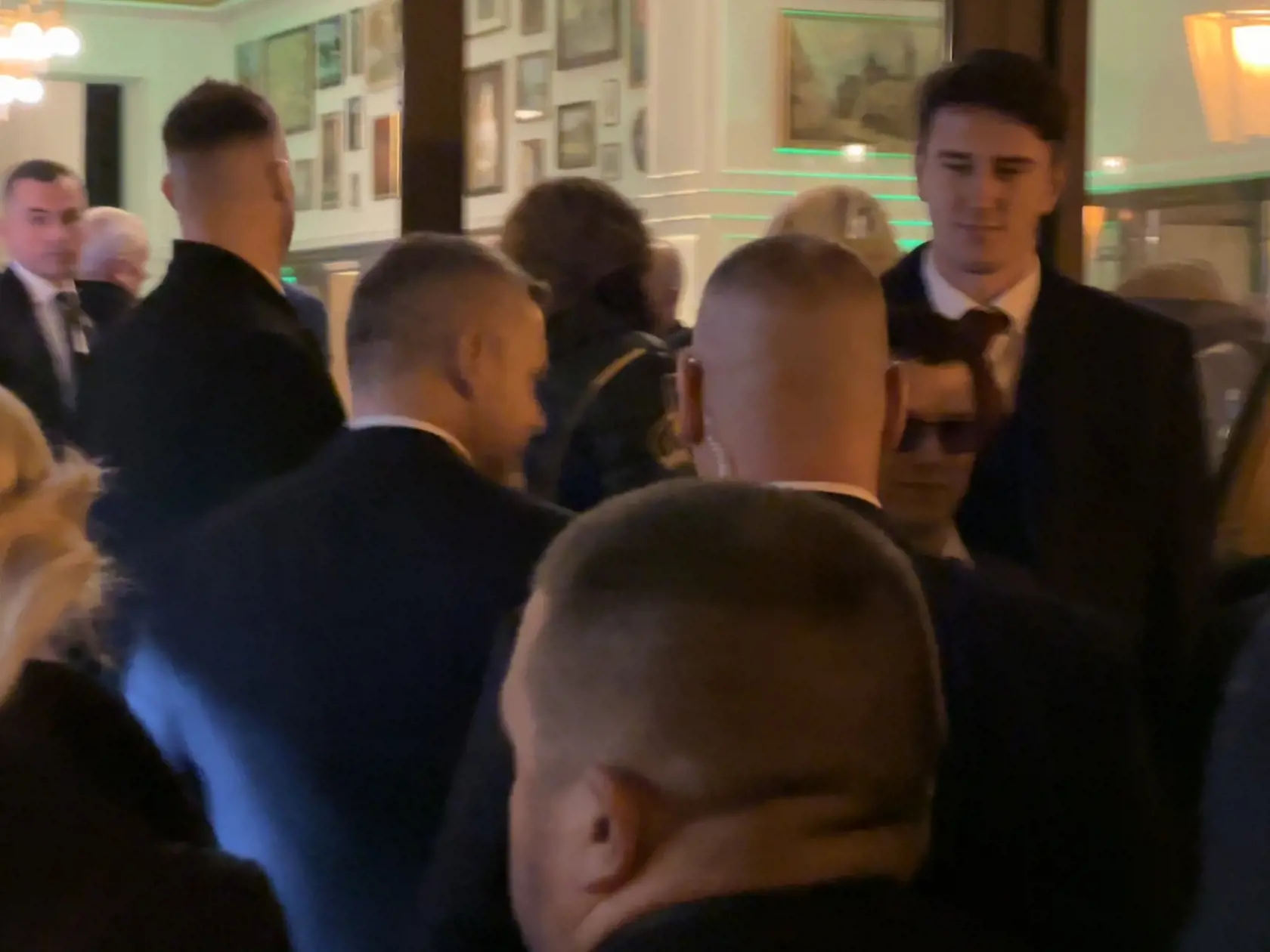 Pellegrini po ceremónii v divadle pred kaviarňou Slávia.