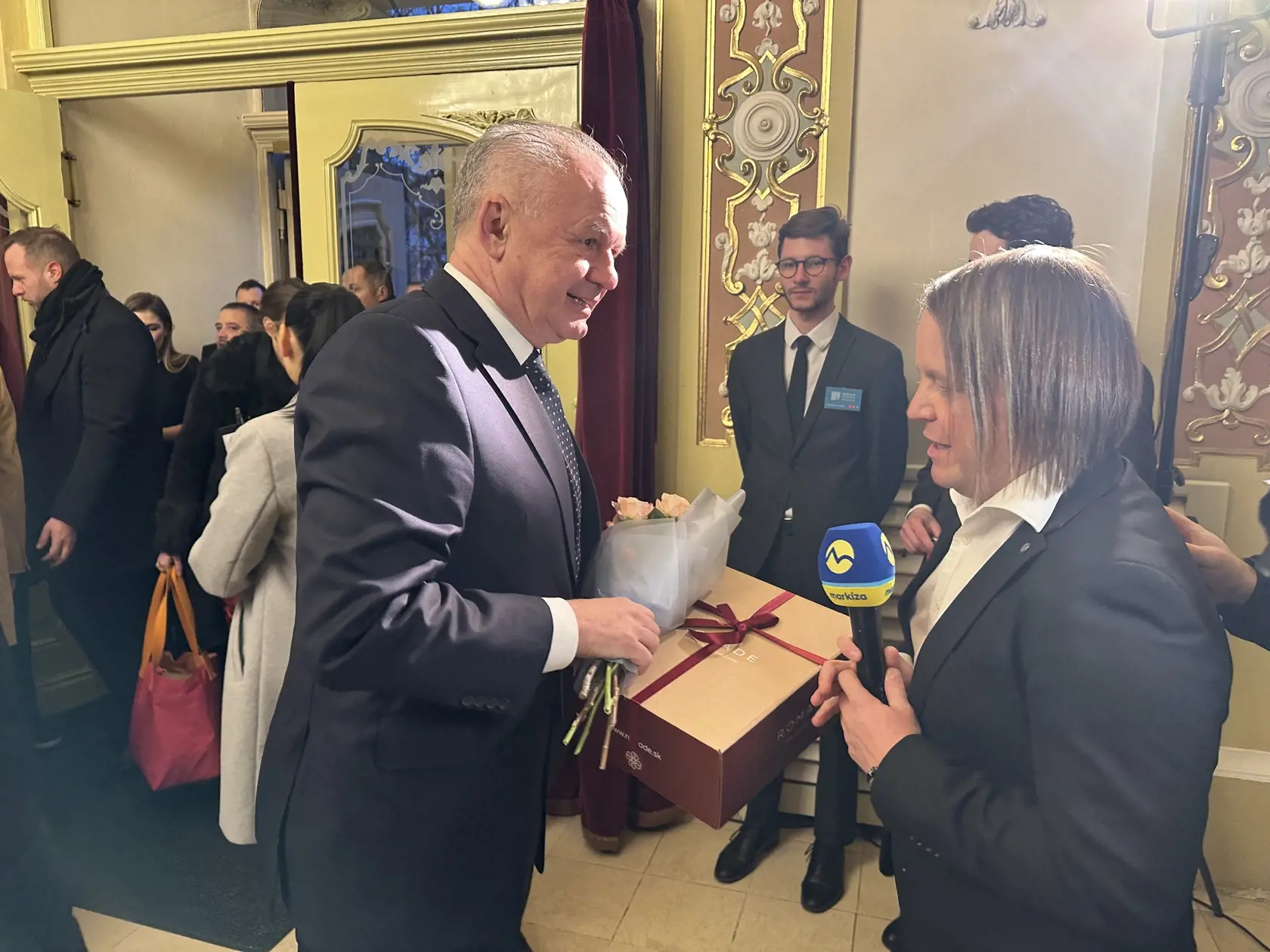 Exprezidenta Kisku hneď pri dverách odchytil markizák Tribula.