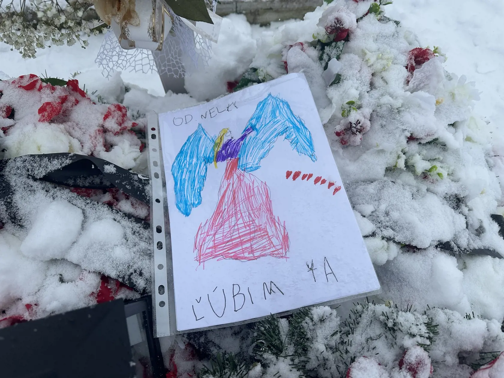 „Od Nelky. Ľúbim ťa,“ píše sa pri anjelovi s veľkými modrými krídlami a dlhou červenou sukňou, ktoré sú kreslené farbičkami.