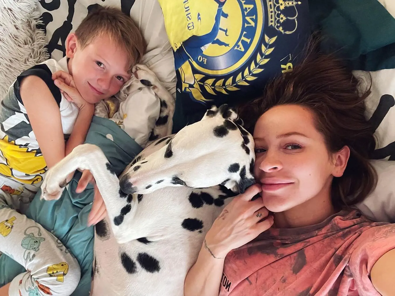 „Tak a máme doma maróda, ale, chvalabohu, s úsmevom na tvári. Však keď má takúto štvornohú opatrovateľku, čo by nie. Toto dieťa zatiaľ všetky choroby zvládlo bezproblémovo, chvalabohu, len tieto prechody z tepla na zimu nám robia občas problémy. Potrebujeme naštartovať imunitu, a preto sa chcem spýtať: Čo dávate v tomto období deťom na podporu imunity? Čo máte najviac osvedčené?” požiadala Dominika o radu.