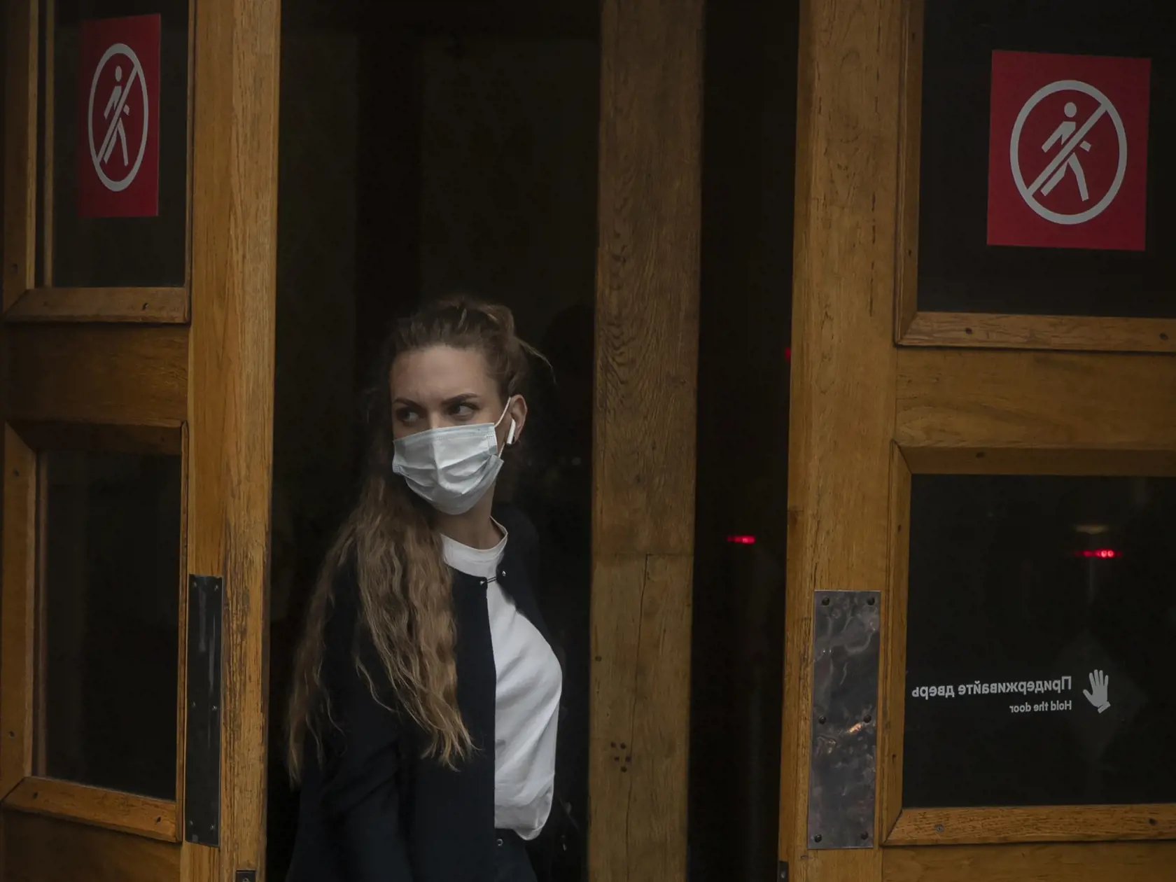WA 23 archív Moskva - Na archívnej snímke z 10. júna 2021 žena s ochranným rúškom vychádza zo stanice metra v Moskve. Pandemická situácia v Rusku sa už niekoľko dní zhoršuje. Za uplynulých 24 hodín tam pribudlo 14.723 potvrdených prípadov nákazy novým koronavírusom (deň predtým 13.510), čo predstavuje 50-percentný nárast od začiatku tohto týždňa a najviac od 13. februára, informovala v nedeľu agentúra TASS s odvolaním sa na federálne krízové centrum. Situácia je najhoršia v hlavnom meste Moskva,