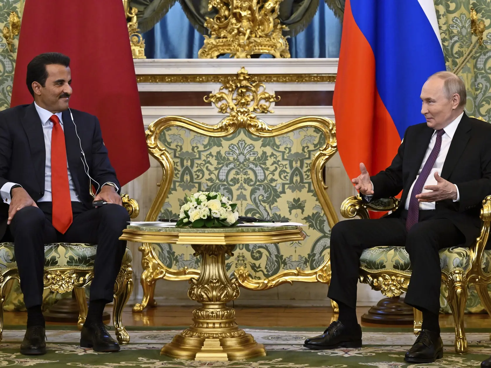 JB 25 Moskva - Ruský prezident Vladimir Putin (vpravo) sa rozpráva s katarským emirom, šejkom Tamímom bin Hamadom Ál Sáním počas ich stretnutia v Kremli v Moskve 17. apríla 2025. FOTO TASR/AP

Russian President Vladimir Putin, right, meets with Qatar's Emir Sheikh Tamim bin Hamad al-Thani, left, at the Grand Kremlin Palace in Moscow, Russia, Thursday, April 17, 2025. (Alexander Nemenov/Pool Photo via AP)