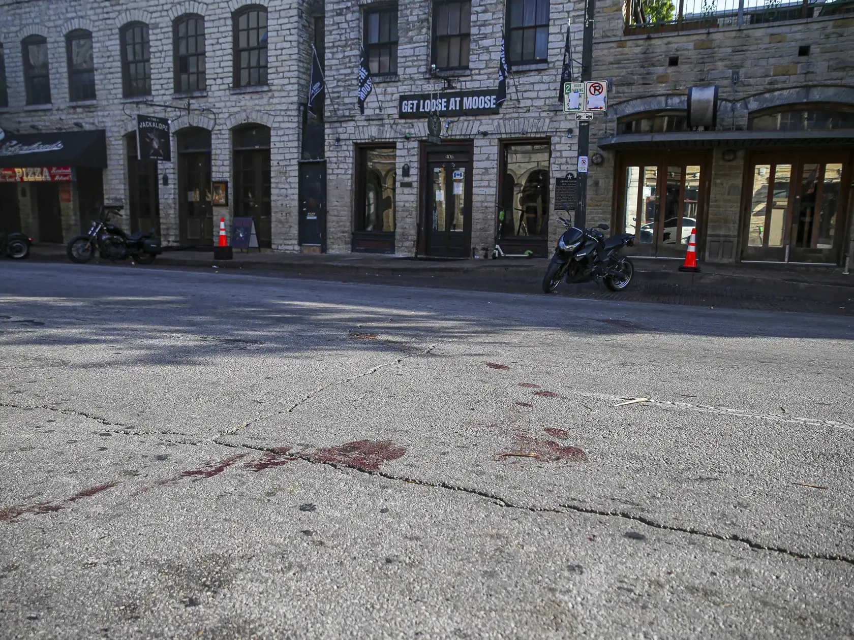 WA 21 Austin - Stopy krvi zostali na Šiestej ulici plnej barov v centre texaského mesta Austin po masovej streľbe, ku ktorej došlo v sobotu ráno 12. júna 2021. Douglasa Johna Kantora (25), ktorého  hospitalizovali s kritickými strelnými poraneniami, ktoré utrpel pri streľbe v sobotu skoro ráno o 01.30 h, a zomrel v nedeľu 13. júna o 12.01 h, dodalo policajné oddelenie v Austine v tlačovom vyhlásení. FOTO TASR/AP

Blood stains remain on 6th Street after an early morning shooting on Saturday, June