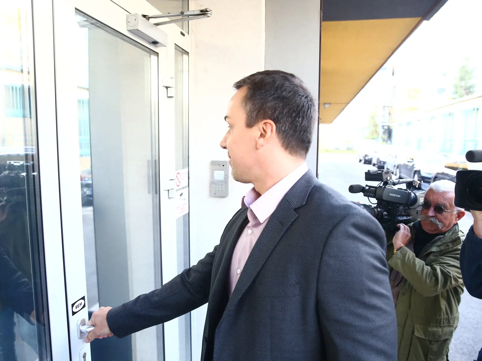 Erik Tomáš prichádza na pracovný obed vedenia smeru po voľbách do VÚC.