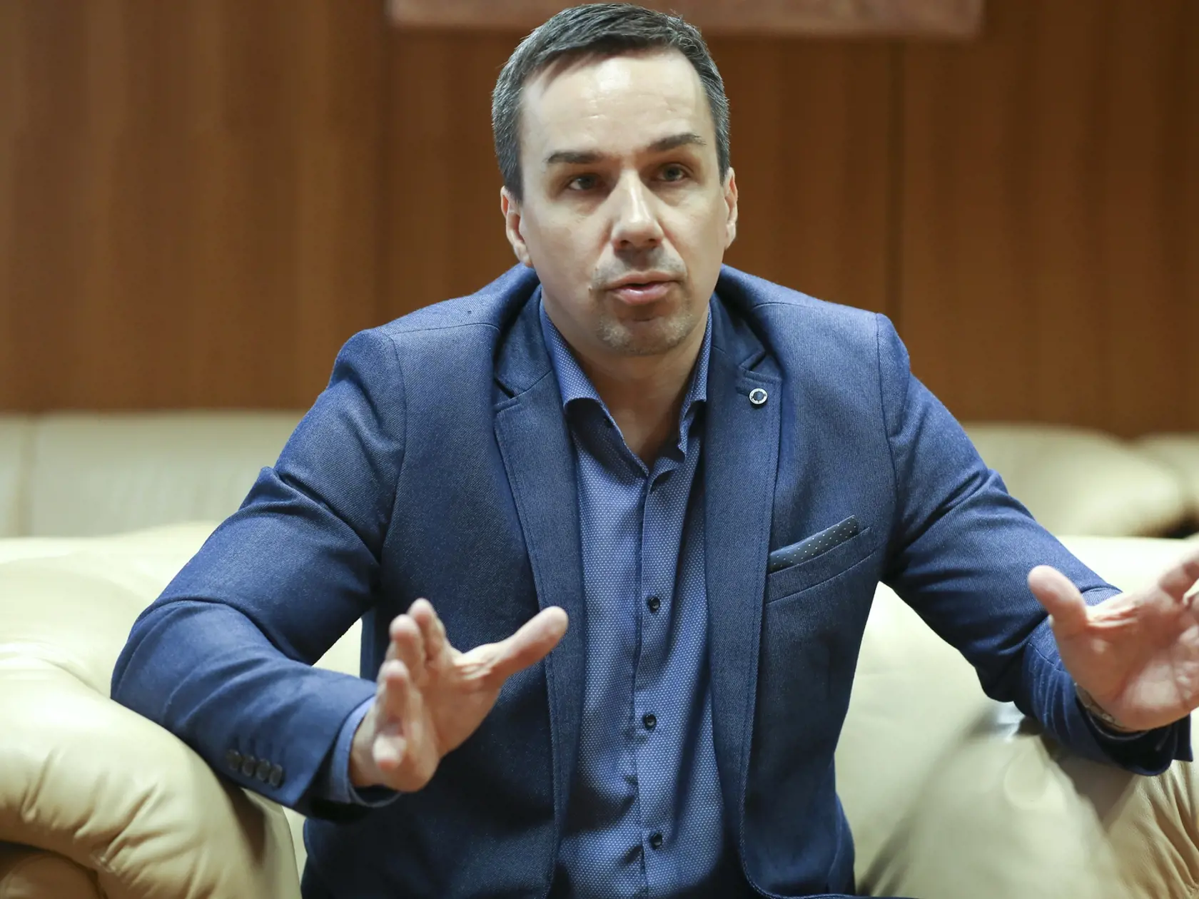 Mediálny poradca Roberta Fica Erik Tomáš predviedol atletickú postavu.
