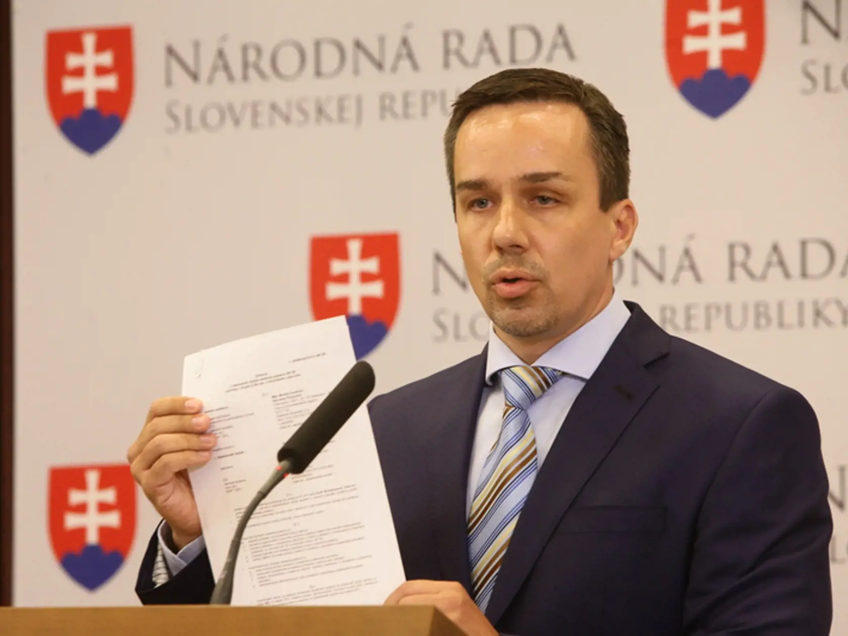 Ficov mediálny poradca Erik Tomáš sa stal terčom hackerských útokov.