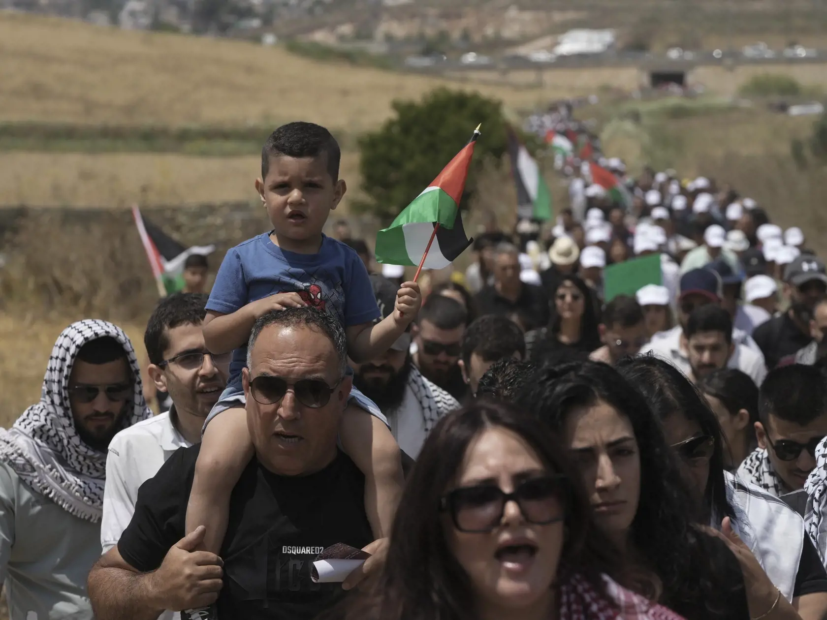 Ľudia sa zúčastňujú na pochode na podporu Palestínčanov pred Pamätným dňom nakby - vysídlenia v roku 1948 v Haife  v utorok 14. mája 2024. Palestínčania si v stredu 15. mája pripomenuli stratu svojej vlasti Dňom nakby (katastrofy) vzťahujúcim sa na vysídlenie vyše 700.000 Palestínčanov počas prvej arabsko-izraelskej vojny v roku 1948, ktorá viedla k vzniku štátu Izrael. Pamätný deň nakby sa každý rok 15. mája pripomína pochodmi a demonštráciami.