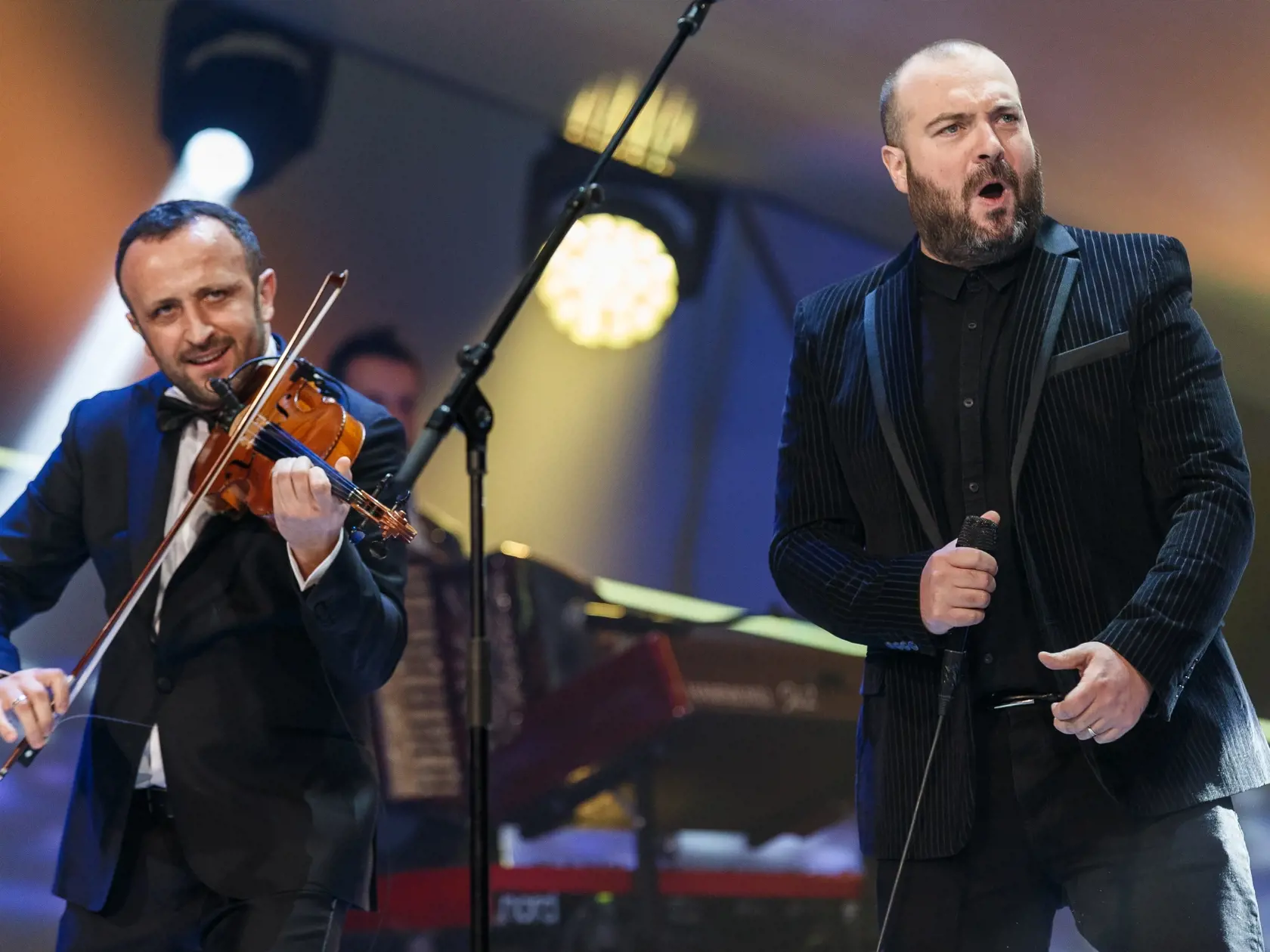 Na snímke speváci Ondrej Kandráč a Ivan Tásler počas slávnostného vyhlasovania ankety Osobnosť televíznej obrazovky 2018 v budove Slovenského národného divadla.