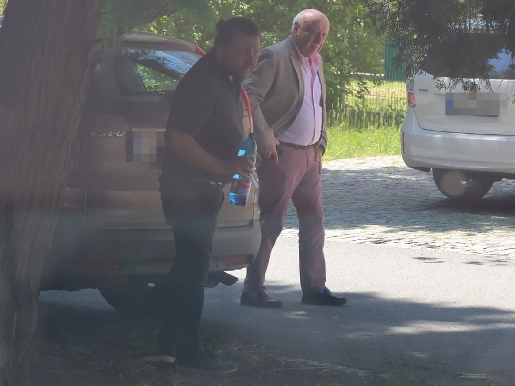 Felix Slováček a Felix Slováček ml. navštívili Dádu Patrasovú v liečebni v Bohniciach.