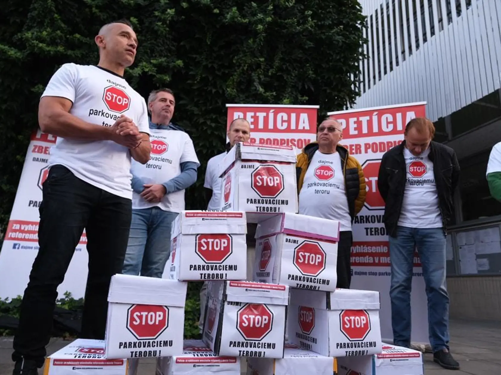 Odovzdanie petičných hárkov k parkovacej politike mesta Trnava.