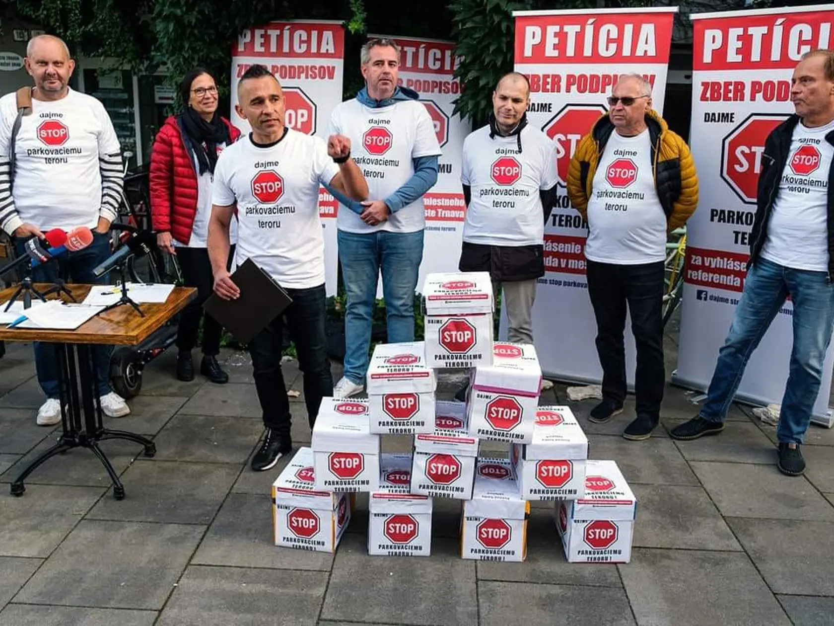 Odovzdanie petičných hárkov k parkovacej politike mesta Trnava.