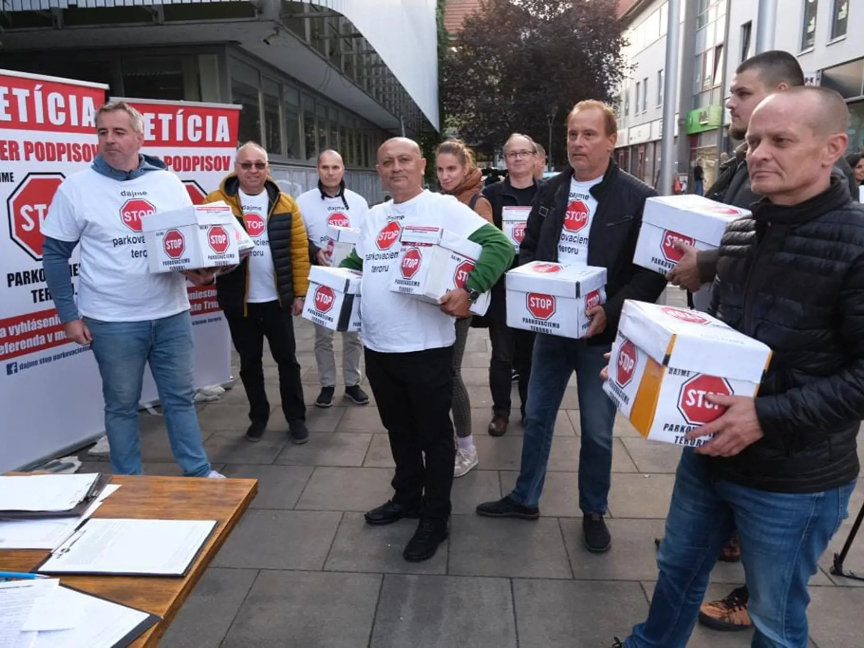 Odovzdanie petičných hárkov k parkovacej politike mesta Trnava.
