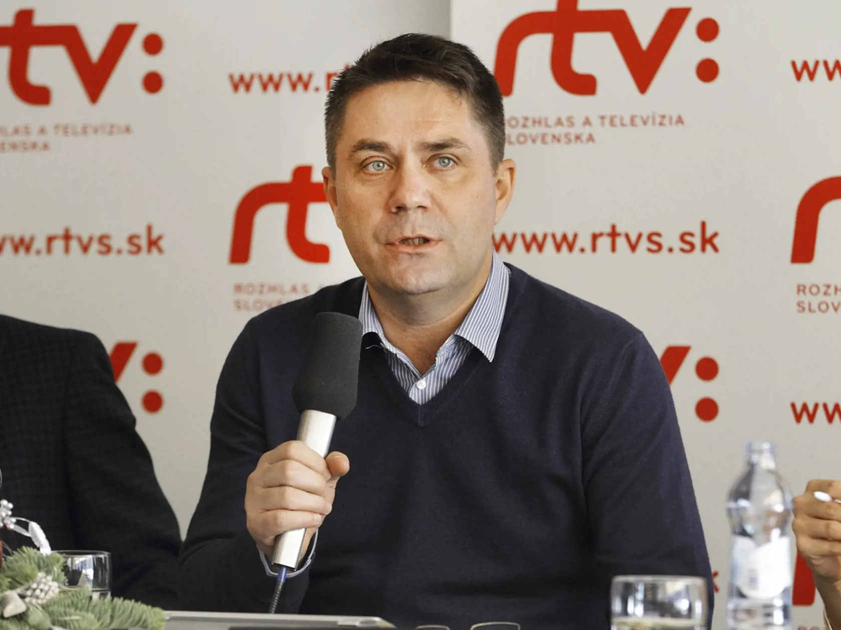 Kratochvíl na adresu Búzu poznamenal: „Pri obnovení politickej debaty sme ako líder na trhu chceli využiť know-how renomovaných profesionálov. To platí o Karolíne, a rovnako aj o Tiborovi, ktorého rozsiahle skúsenosti s podobnými formátmi sú pre nás veľkým prínosom.“