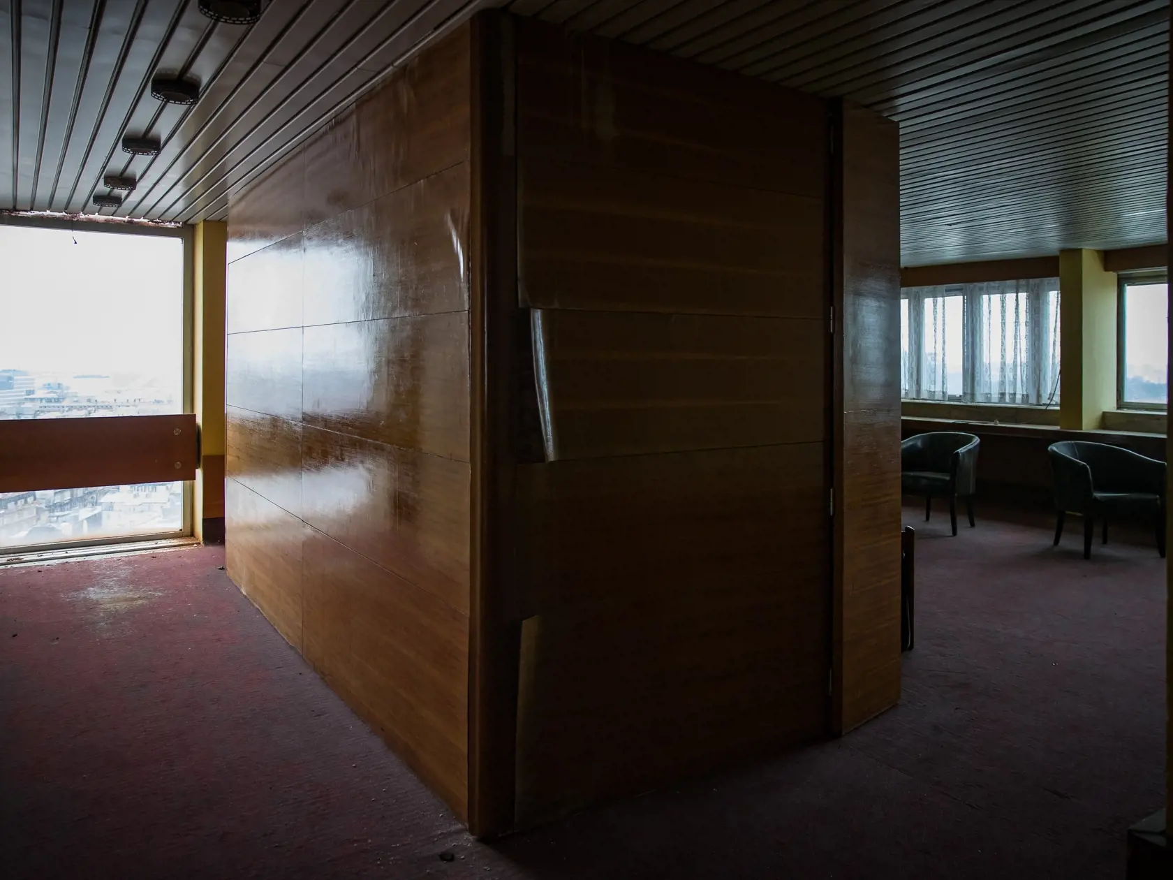 Reportáž z niekdajšej výkladnej skrine socialistického hoteliérstva v Československu. Hotel Kyjev v Bratislave, ktorý po páde komunizmu postupne chradol je dnes odsúdený na zánik. Poslední hosti tu boi ubytovaní v roku 2011. Súčasný majiteľ plánuje rozsiahlu rekonštrukciu objektu a priľahlých parciel. To, či po renovácii bude slúžiť pôvodnému účelu, je zatiaľ otázne.