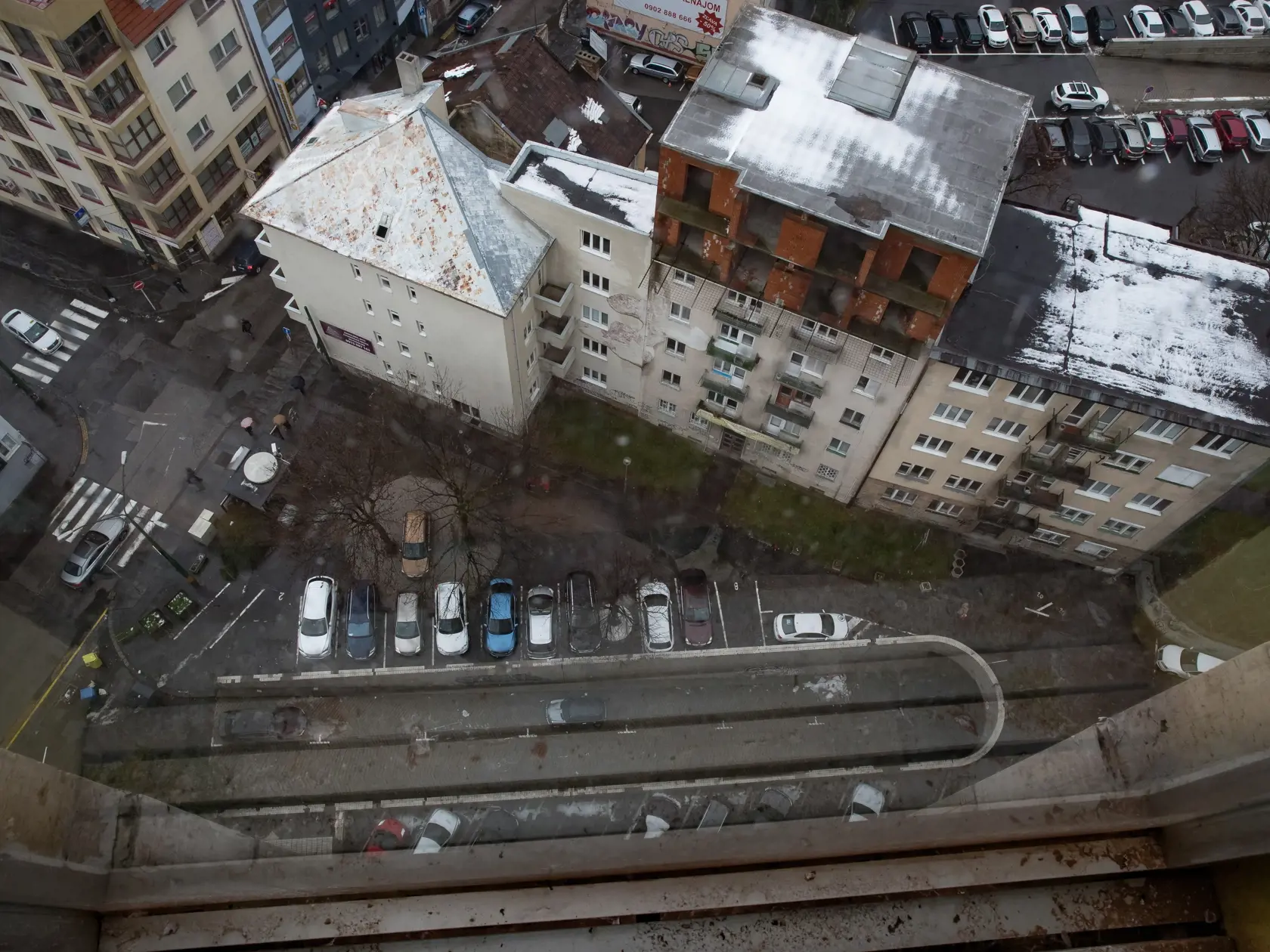 Reportáž z niekdajšej výkladnej skrine socialistického hoteliérstva v Československu. Hotel Kyjev v Bratislave, ktorý po páde komunizmu postupne chradol je dnes odsúdený na zánik. Poslední hosti tu boi ubytovaní v roku 2011. Súčasný majiteľ plánuje rozsiahlu rekonštrukciu objektu a priľahlých parciel. To, či po renovácii bude slúžiť pôvodnému účelu, je zatiaľ otázne.