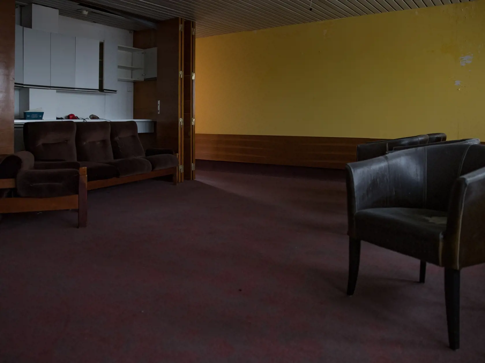 Reportáž z niekdajšej výkladnej skrine socialistického hoteliérstva v Československu. Hotel Kyjev v Bratislave, ktorý po páde komunizmu postupne chradol je dnes odsúdený na zánik. Poslední hosti tu boi ubytovaní v roku 2011. Súčasný majiteľ plánuje rozsiahlu rekonštrukciu objektu a priľahlých parciel. To, či po renovácii bude slúžiť pôvodnému účelu, je zatiaľ otázne.