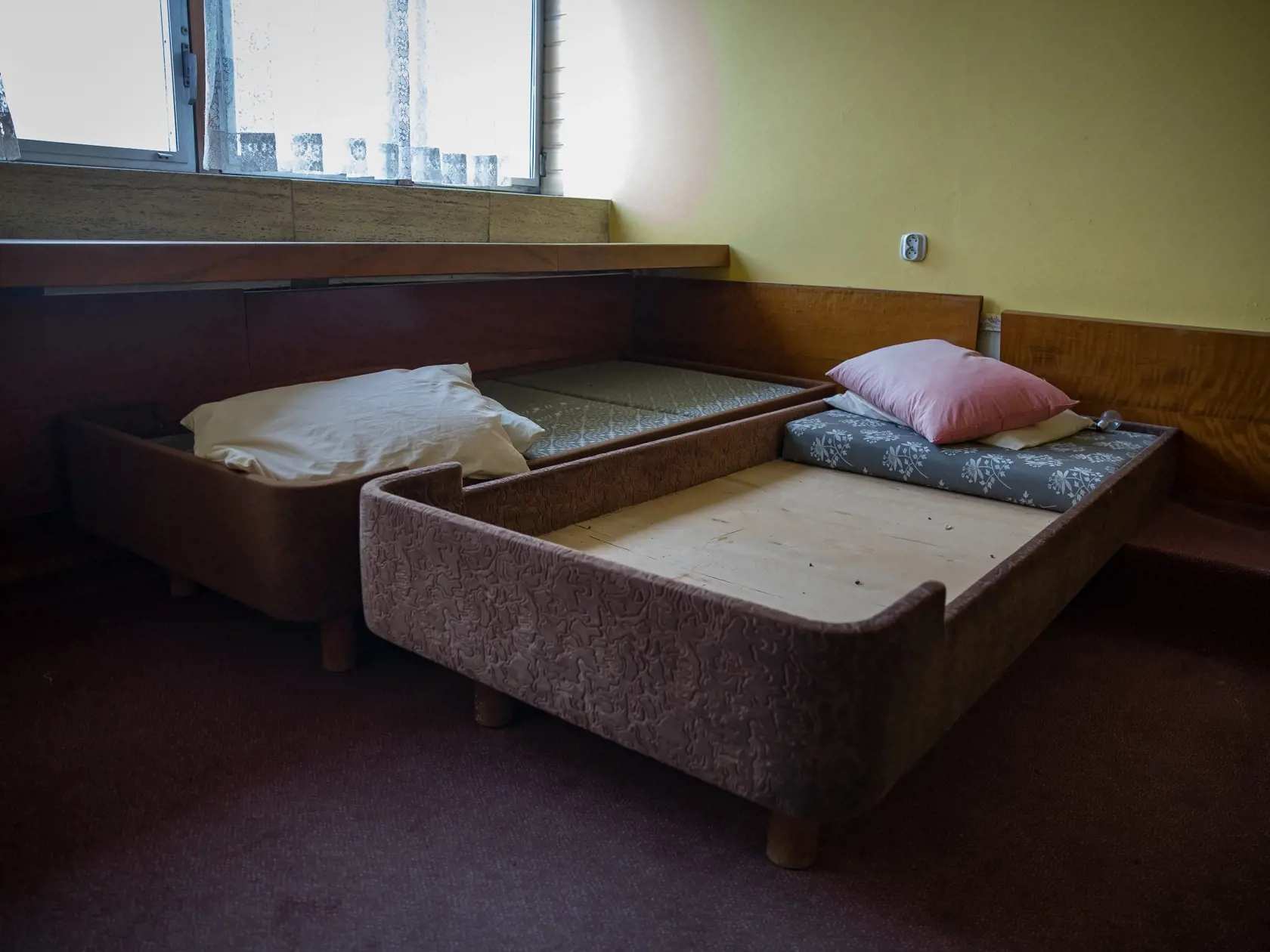 Reportáž z niekdajšej výkladnej skrine socialistického hoteliérstva v Československu. Hotel Kyjev v Bratislave, ktorý po páde komunizmu postupne chradol je dnes odsúdený na zánik. Poslední hosti tu boi ubytovaní v roku 2011. Súčasný majiteľ plánuje rozsiahlu rekonštrukciu objektu a priľahlých parciel. To, či po renovácii bude slúžiť pôvodnému účelu, je zatiaľ otázne.