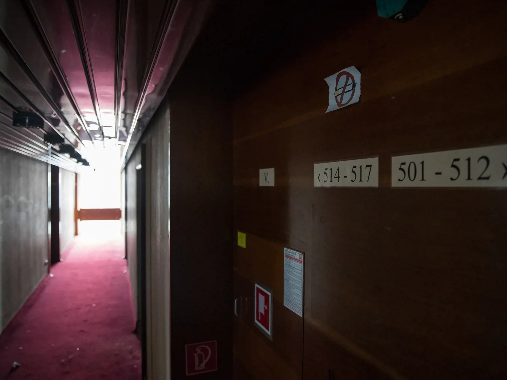 Reportáž z niekdajšej výkladnej skrine socialistického hoteliérstva v Československu. Hotel Kyjev v Bratislave, ktorý po páde komunizmu postupne chradol je dnes odsúdený na zánik. Poslední hosti tu boi ubytovaní v roku 2011. Súčasný majiteľ plánuje rozsiahlu rekonštrukciu objektu a priľahlých parciel. To, či po renovácii bude slúžiť pôvodnému účelu, je zatiaľ otázne.