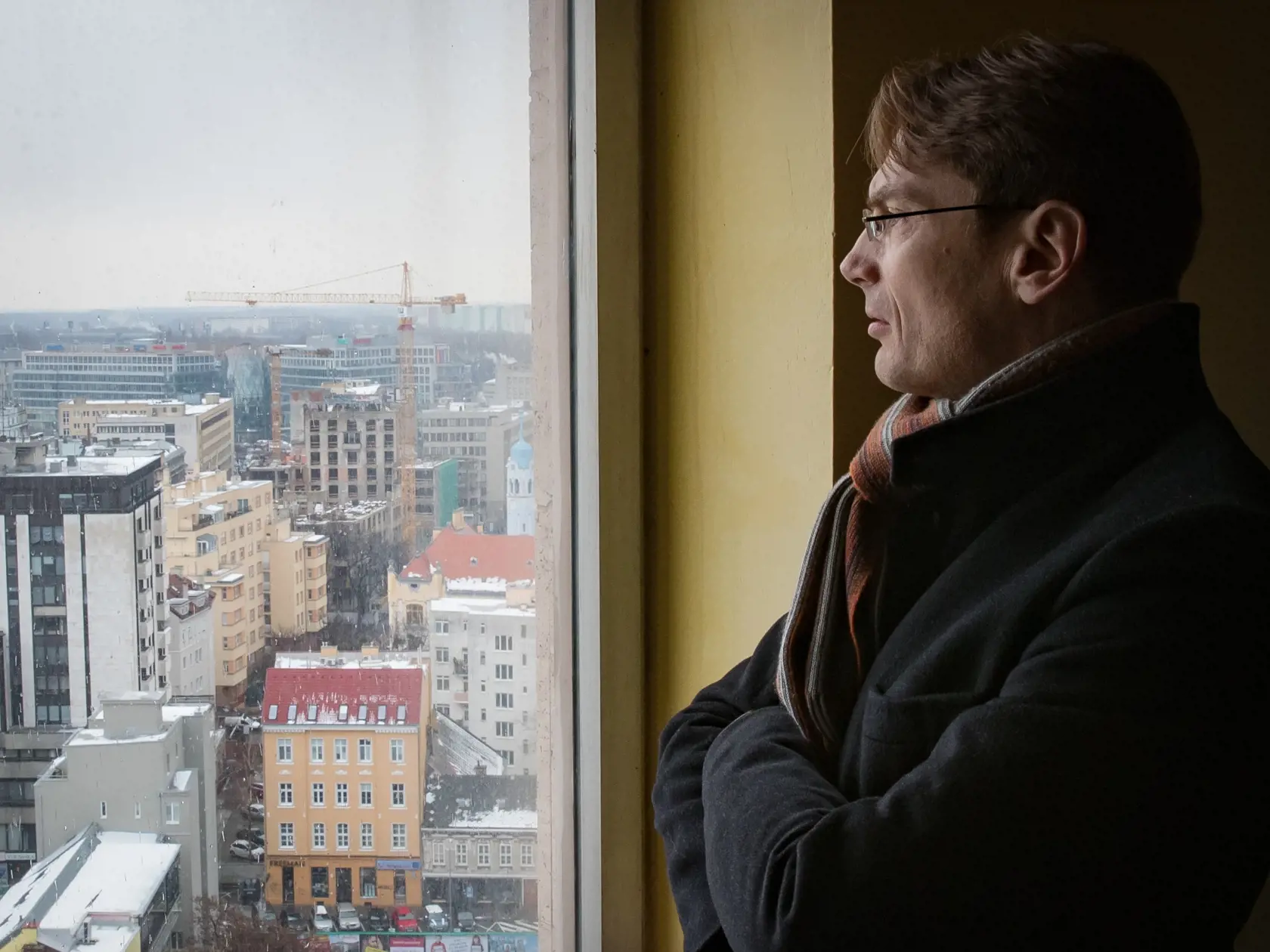Reportáž z niekdajšej výkladnej skrine socialistického hoteliérstva v Československu. Hotel Kyjev v Bratislave, ktorý po páde komunizmu postupne chradol je dnes odsúdený na zánik. Poslední hosti tu boi ubytovaní v roku 2011. Súčasný majiteľ plánuje rozsiahlu rekonštrukciu objektu a priľahlých parciel. To, či po renovácii bude slúžiť pôvodnému účelu, je zatiaľ otázne. Na snímke je Rostislav Novák, zástupca spoločnosti Lordship, ktorá hotel v súčasnosti vlastní.