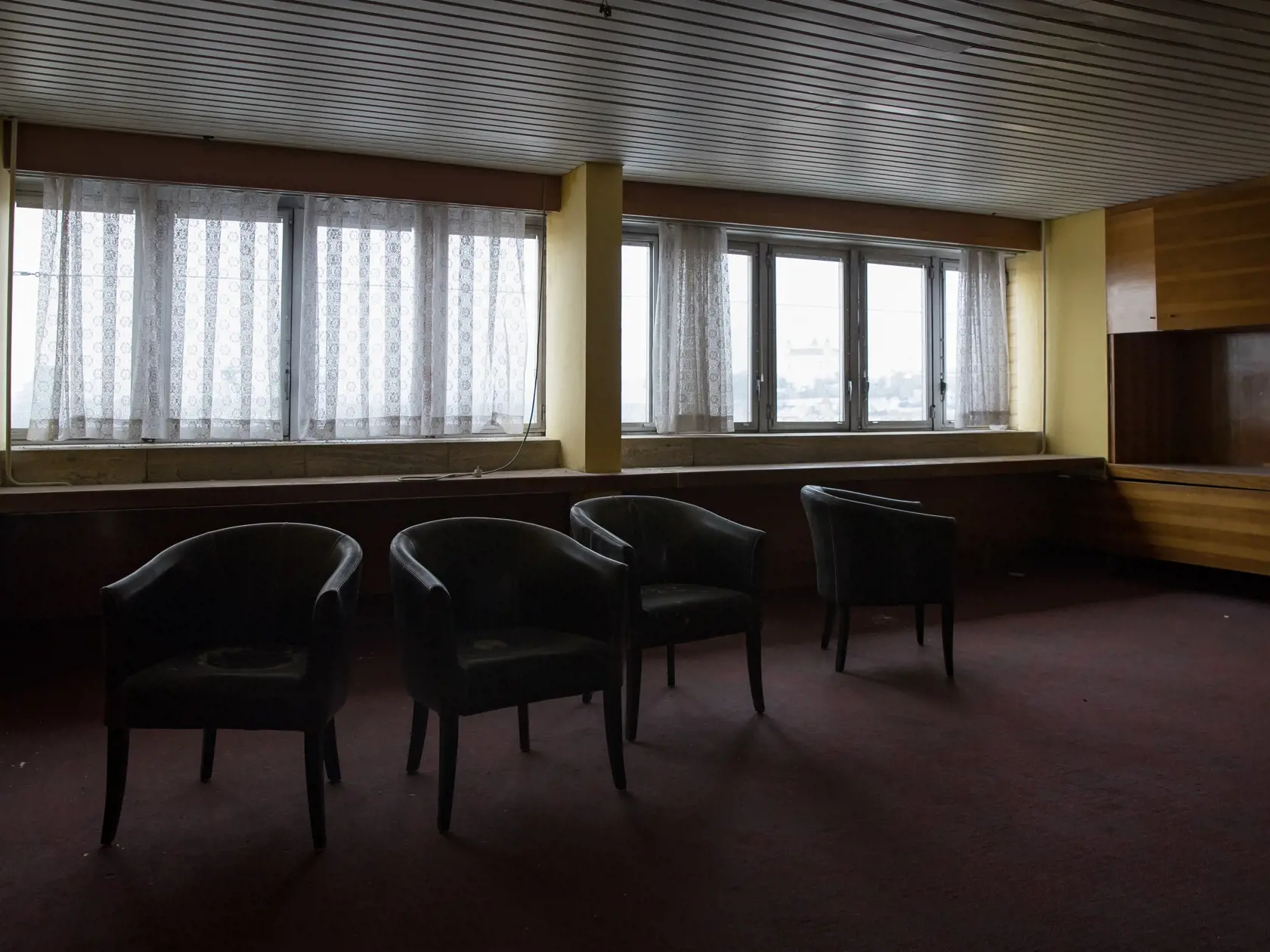 Reportáž z niekdajšej výkladnej skrine socialistického hoteliérstva v Československu. Hotel Kyjev v Bratislave, ktorý po páde komunizmu postupne chradol je dnes odsúdený na zánik. Poslední hosti tu boi ubytovaní v roku 2011. Súčasný majiteľ plánuje rozsiahlu rekonštrukciu objektu a priľahlých parciel. To, či po renovácii bude slúžiť pôvodnému účelu, je zatiaľ otázne.