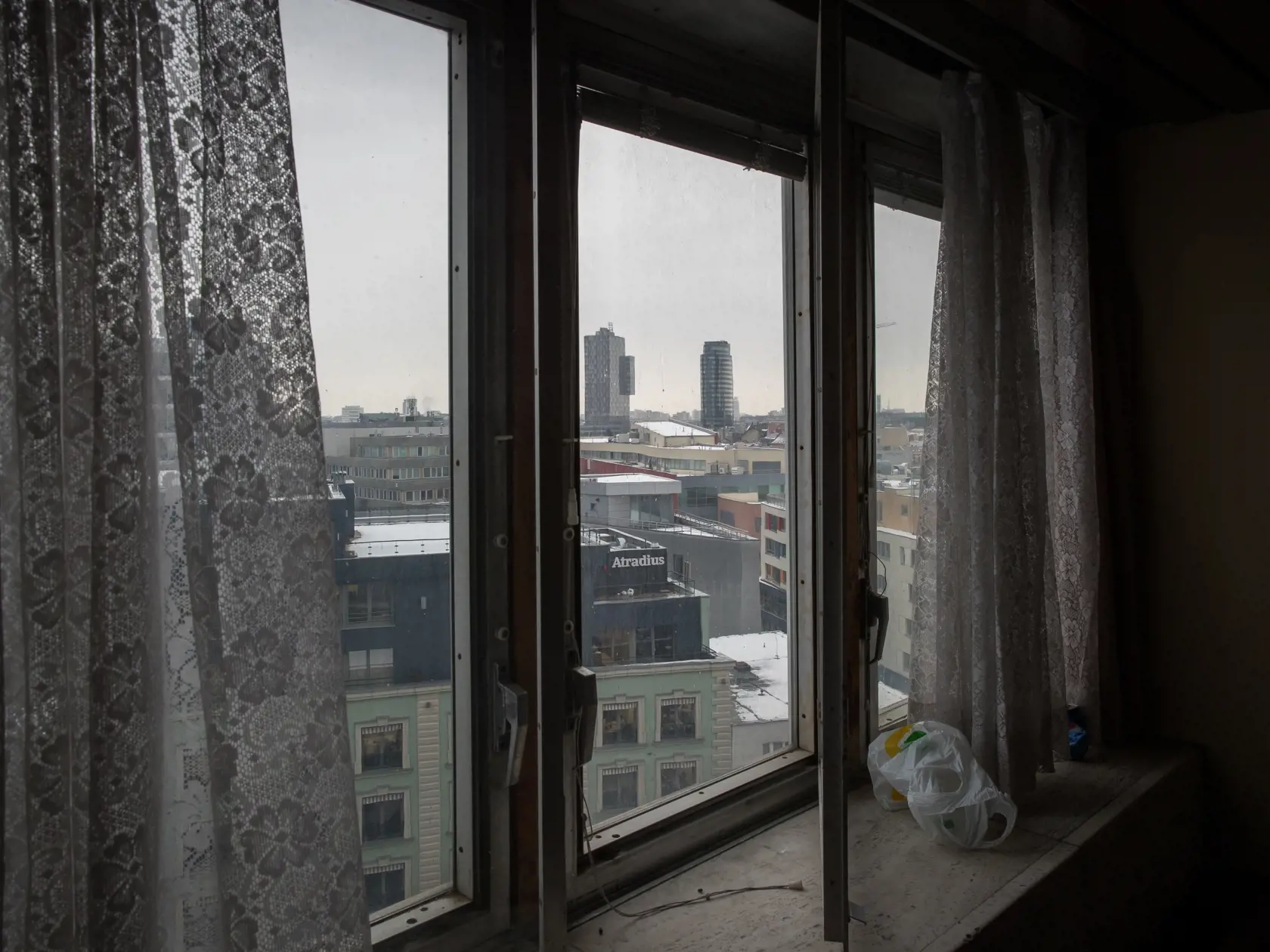 Reportáž z niekdajšej výkladnej skrine socialistického hoteliérstva v Československu. Hotel Kyjev v Bratislave, ktorý po páde komunizmu postupne chradol je dnes odsúdený na zánik. Poslední hosti tu boi ubytovaní v roku 2011. Súčasný majiteľ plánuje rozsiahlu rekonštrukciu objektu a priľahlých parciel. To, či po renovácii bude slúžiť pôvodnému účelu, je zatiaľ otázne.