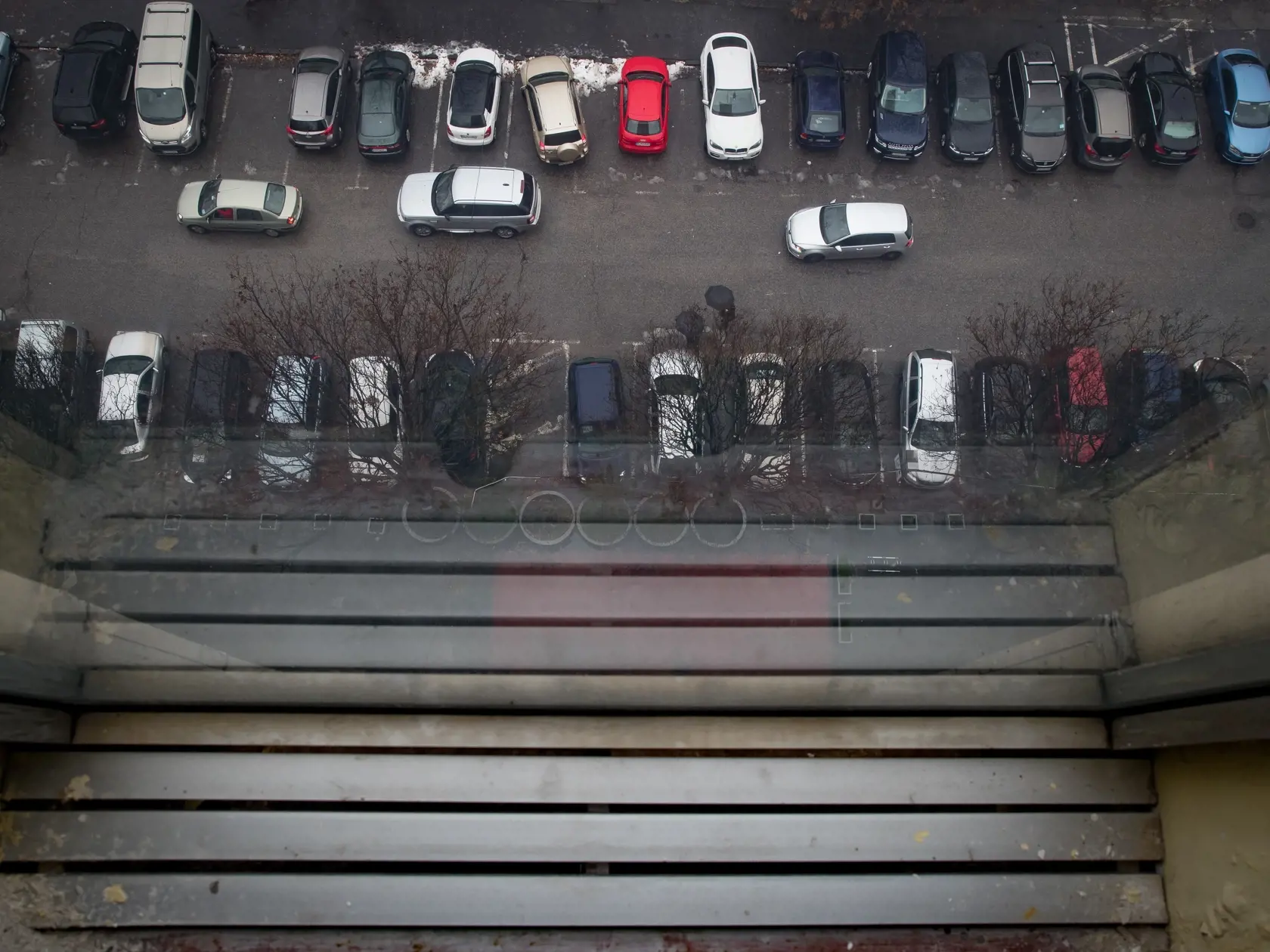 Reportáž z niekdajšej výkladnej skrine socialistického hoteliérstva v Československu. Hotel Kyjev v Bratislave, ktorý po páde komunizmu postupne chradol je dnes odsúdený na zánik. Poslední hosti tu boi ubytovaní v roku 2011. Súčasný majiteľ plánuje rozsiahlu rekonštrukciu objektu a priľahlých parciel. To, či po renovácii bude slúžiť pôvodnému účelu, je zatiaľ otázne.