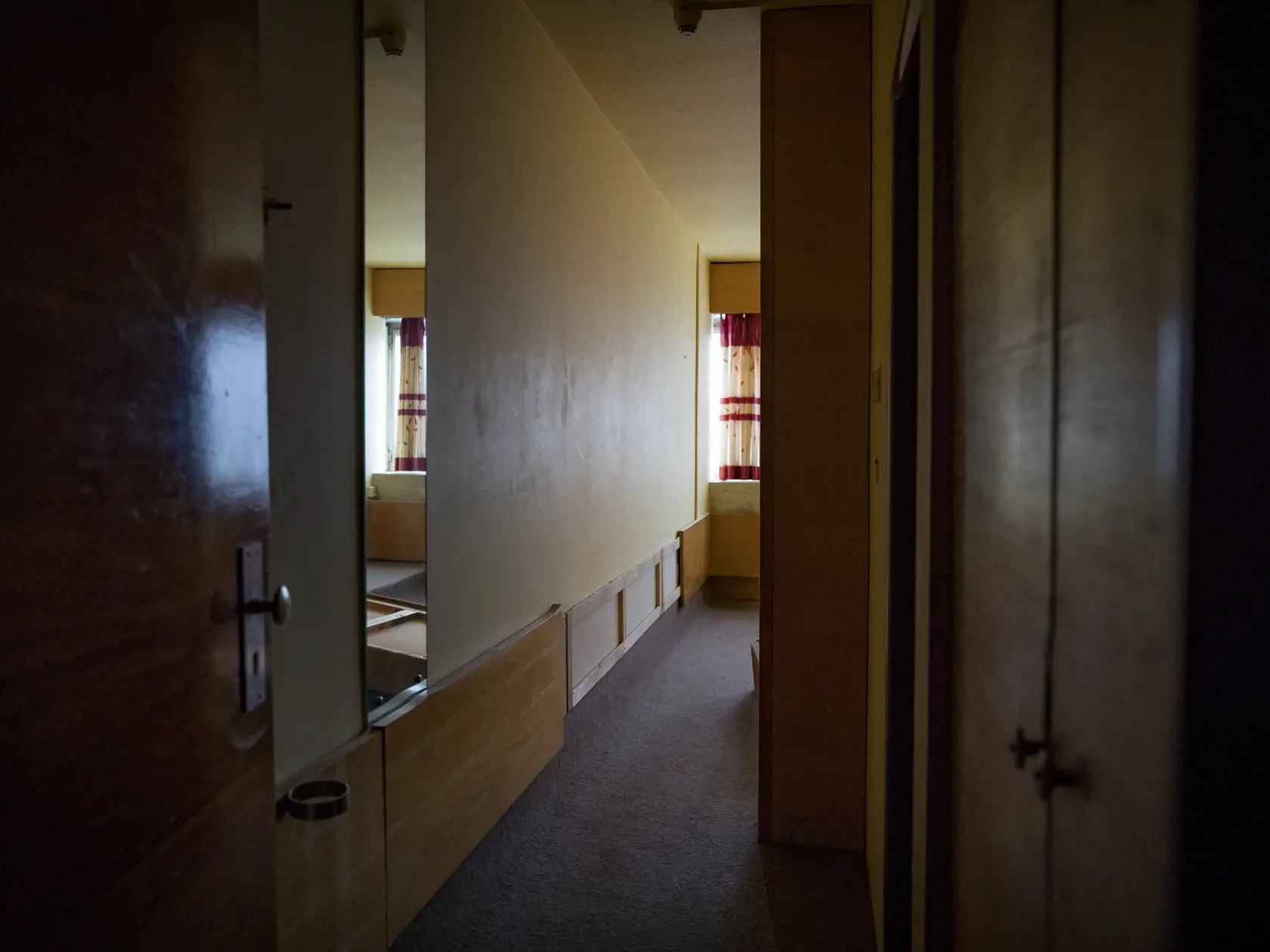 Reportáž z niekdajšej výkladnej skrine socialistického hoteliérstva v Československu. Hotel Kyjev v Bratislave, ktorý po páde komunizmu postupne chradol je dnes odsúdený na zánik. Poslední hosti tu boi ubytovaní v roku 2011. Súčasný majiteľ plánuje rozsiahlu rekonštrukciu objektu a priľahlých parciel. To, či po renovácii bude slúžiť pôvodnému účelu, je zatiaľ otázne.