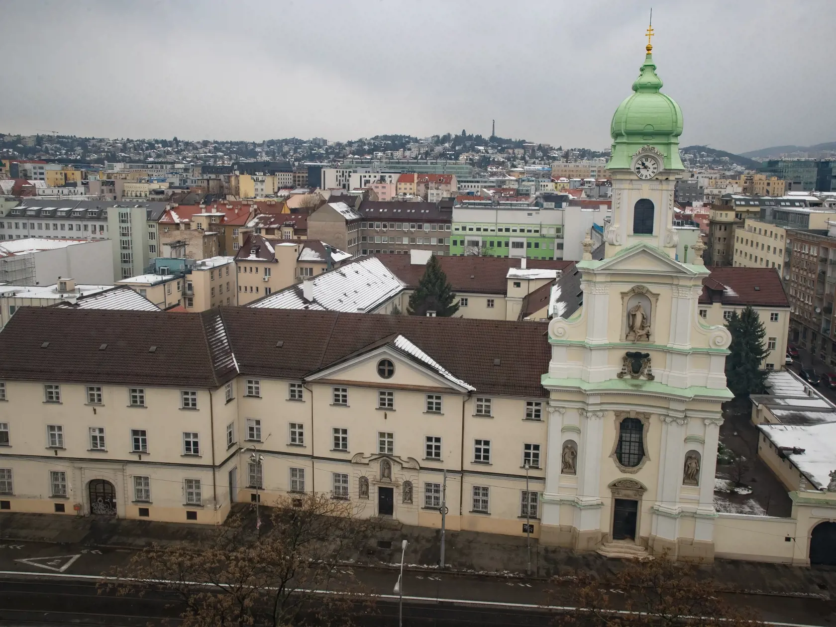 Reportáž z niekdajšej výkladnej skrine socialistického hoteliérstva v Československu. Hotel Kyjev v Bratislave, ktorý po páde komunizmu postupne chradol je dnes odsúdený na zánik. Poslední hosti tu boi ubytovaní v roku 2011. Súčasný majiteľ plánuje rozsiahlu rekonštrukciu objektu a priľahlých parciel. To, či po renovácii bude slúžiť pôvodnému účelu, je zatiaľ otázne.