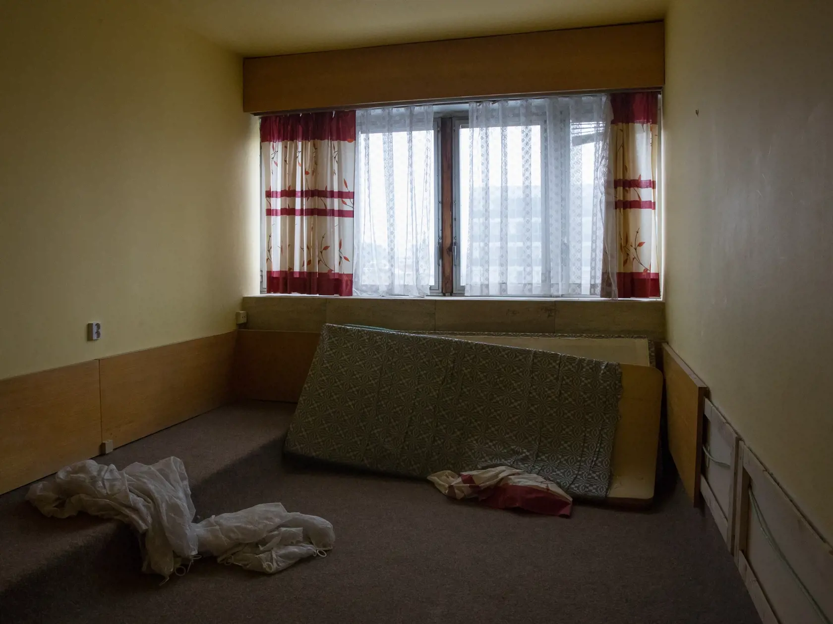 Reportáž z niekdajšej výkladnej skrine socialistického hoteliérstva v Československu. Hotel Kyjev v Bratislave, ktorý po páde komunizmu postupne chradol je dnes odsúdený na zánik. Poslední hosti tu boi ubytovaní v roku 2011. Súčasný majiteľ plánuje rozsiahlu rekonštrukciu objektu a priľahlých parciel. To, či po renovácii bude slúžiť pôvodnému účelu, je zatiaľ otázne.