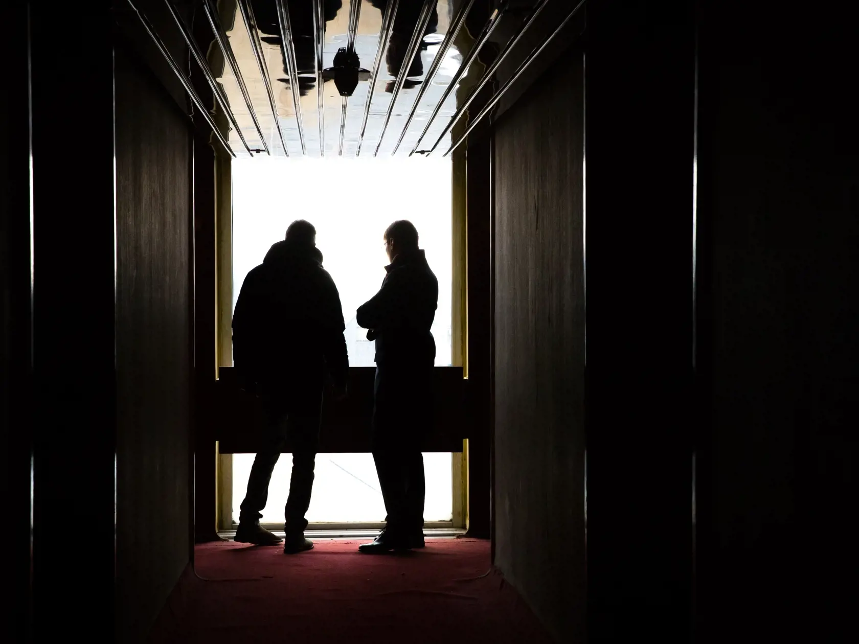 Reportáž z niekdajšej výkladnej skrine socialistického hoteliérstva v Československu. Hotel Kyjev v Bratislave, ktorý po páde komunizmu postupne chradol je dnes odsúdený na zánik. Poslední hosti tu boi ubytovaní v roku 2011. Súčasný majiteľ plánuje rozsiahlu rekonštrukciu objektu a priľahlých parciel. To, či po renovácii bude slúžiť pôvodnému účelu, je zatiaľ otázne.