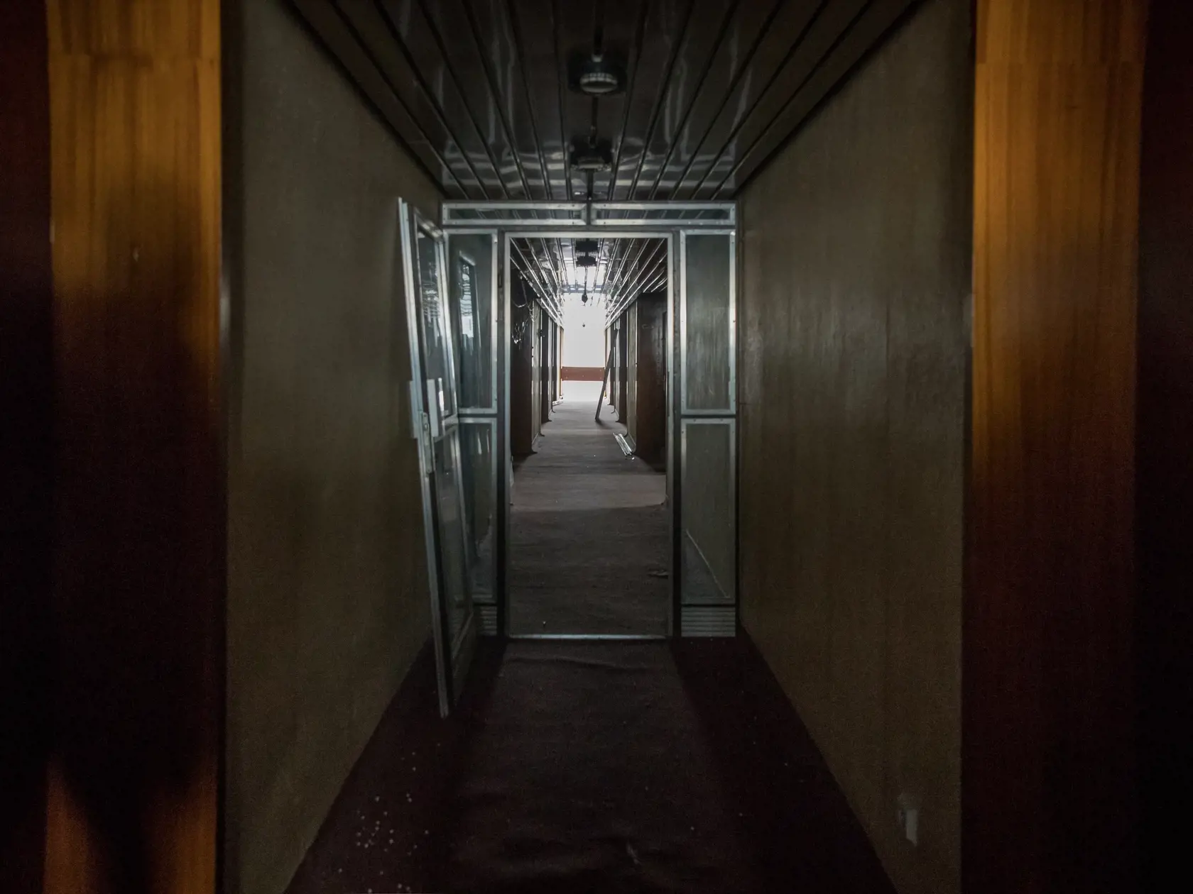 Reportáž z niekdajšej výkladnej skrine socialistického hoteliérstva v Československu. Hotel Kyjev v Bratislave, ktorý po páde komunizmu postupne chradol je dnes odsúdený na zánik. Poslední hosti tu boi ubytovaní v roku 2011. Súčasný majiteľ plánuje rozsiahlu rekonštrukciu objektu a priľahlých parciel. To, či po renovácii bude slúžiť pôvodnému účelu, je zatiaľ otázne.