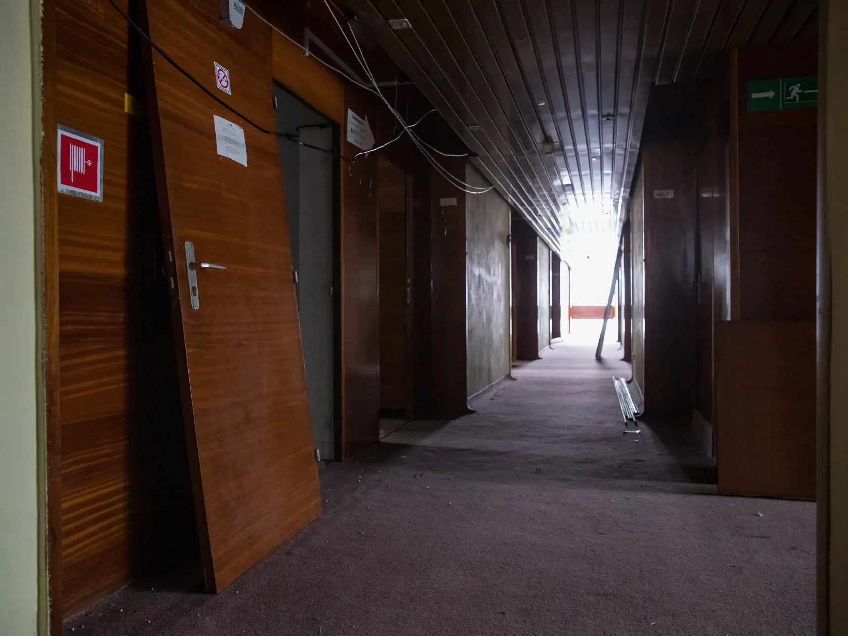 Reportáž z niekdajšej výkladnej skrine socialistického hoteliérstva v Československu. Hotel Kyjev v Bratislave, ktorý po páde komunizmu postupne chradol je dnes odsúdený na zánik. Poslední hosti tu boi ubytovaní v roku 2011. Súčasný majiteľ plánuje rozsiahlu rekonštrukciu objektu a priľahlých parciel. To, či po renovácii bude slúžiť pôvodnému účelu, je zatiaľ otázne.