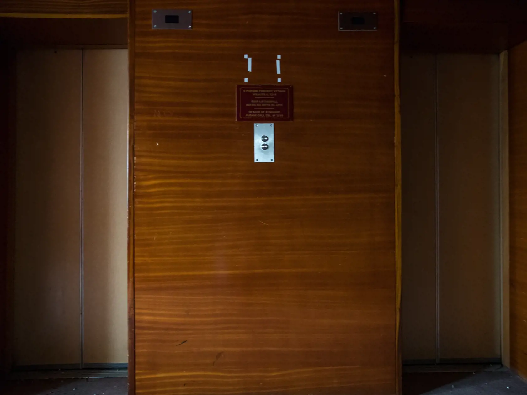 Reportáž z niekdajšej výkladnej skrine socialistického hoteliérstva v Československu. Hotel Kyjev v Bratislave, ktorý po páde komunizmu postupne chradol je dnes odsúdený na zánik. Poslední hosti tu boi ubytovaní v roku 2011. Súčasný majiteľ plánuje rozsiahlu rekonštrukciu objektu a priľahlých parciel. To, či po renovácii bude slúžiť pôvodnému účelu, je zatiaľ otázne.