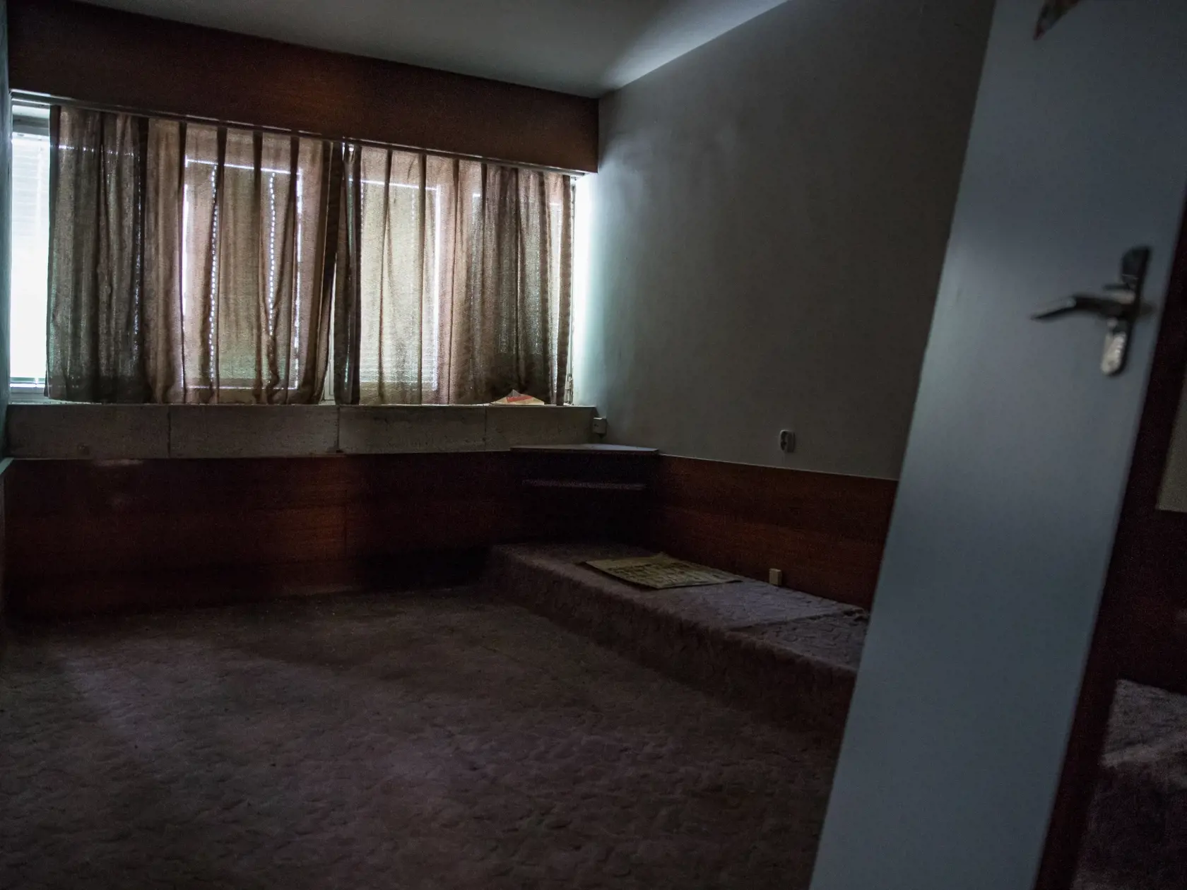Reportáž z niekdajšej výkladnej skrine socialistického hoteliérstva v Československu. Hotel Kyjev v Bratislave, ktorý po páde komunizmu postupne chradol je dnes odsúdený na zánik. Poslední hosti tu boi ubytovaní v roku 2011. Súčasný majiteľ plánuje rozsiahlu rekonštrukciu objektu a priľahlých parciel. To, či po renovácii bude slúžiť pôvodnému účelu, je zatiaľ otázne.